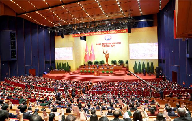 Đại hội biểu quyết thông qua danh sách bầu cử Ban Chấp hành Trung ương Đảng khóa XIV. Ảnh: TTXVN