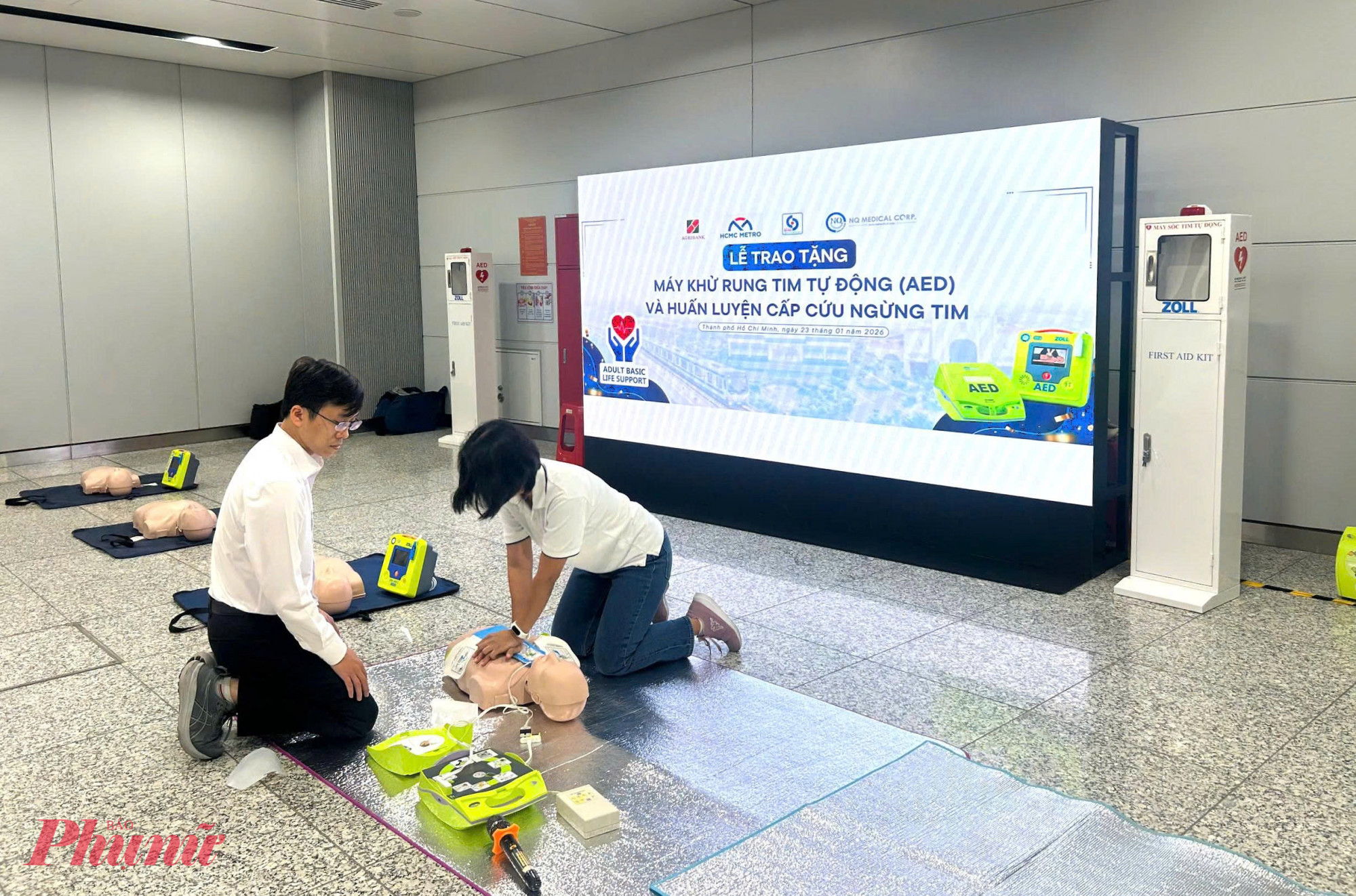 6 chiếc máy khử rung tim tự động, cùng buổi tập huấn, thực hành ngay tại ga Metro số 1, sẽ tăng khả năng cấp cứu ngoại viện đáng kể