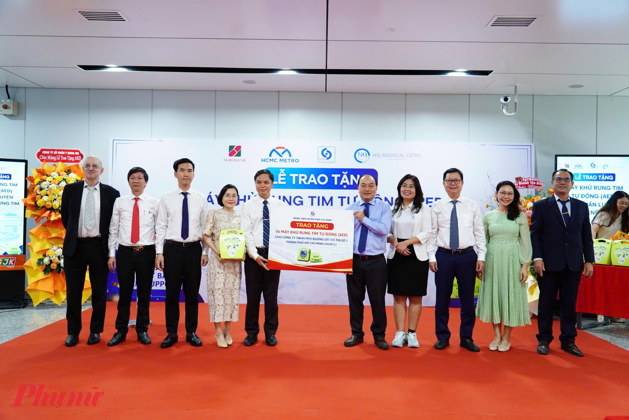 , PGS.TS.BS Nguyễn Hoàng Hải – Giám đốc Bệnh viện Nhân dân Gia Định (thứ 5 từ trái sang) tặng 6 máy AED cho đại diện tuyến Metro số 1