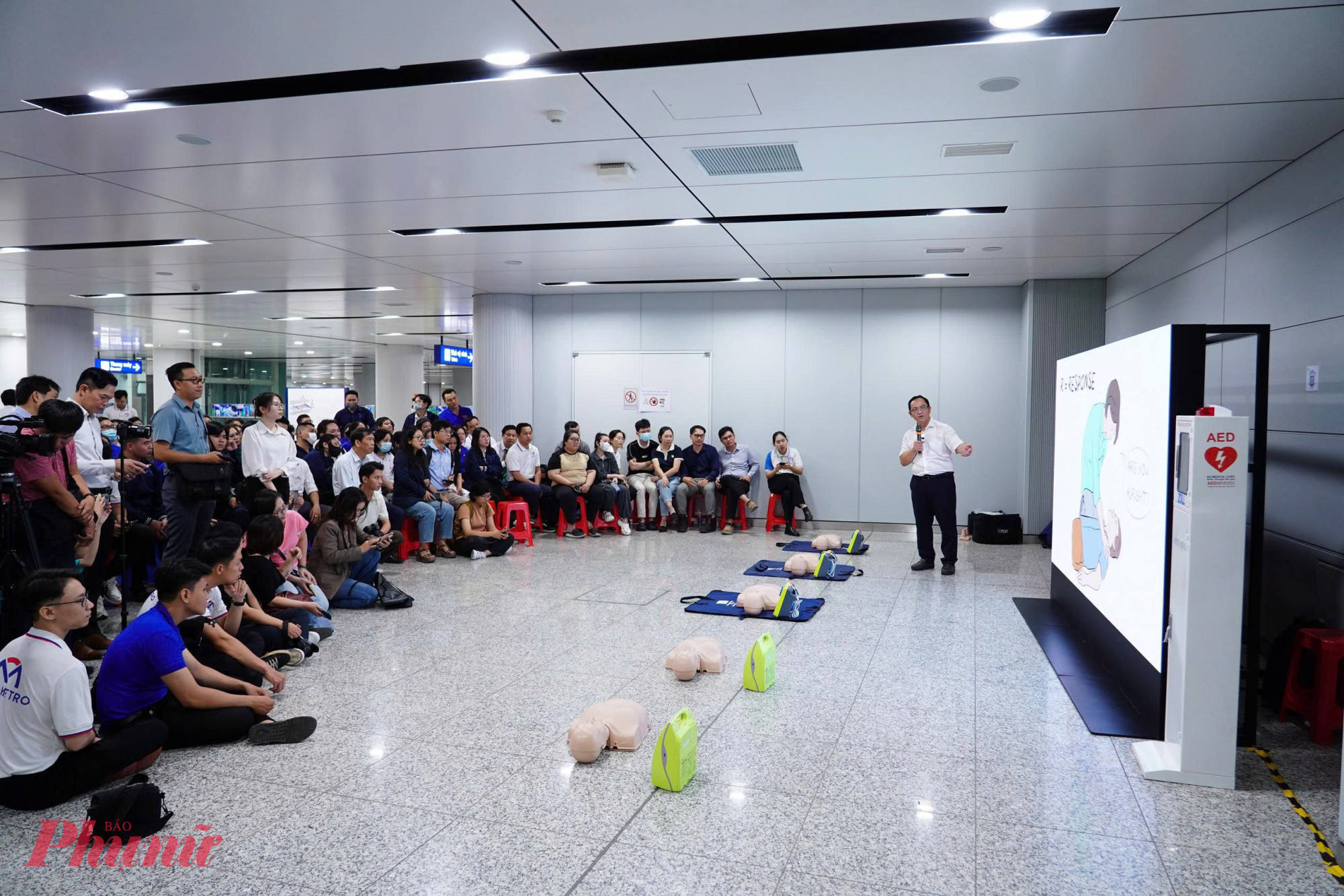 TS.BS Huỳnh Quang Đại – Phụ trách điều hành khoa Hồi sức tích cực - Chống độc, Bệnh viện Nhân dân Gia Định tập huấn cấp cứu cho nhân viên tuyến ga Metro số 1