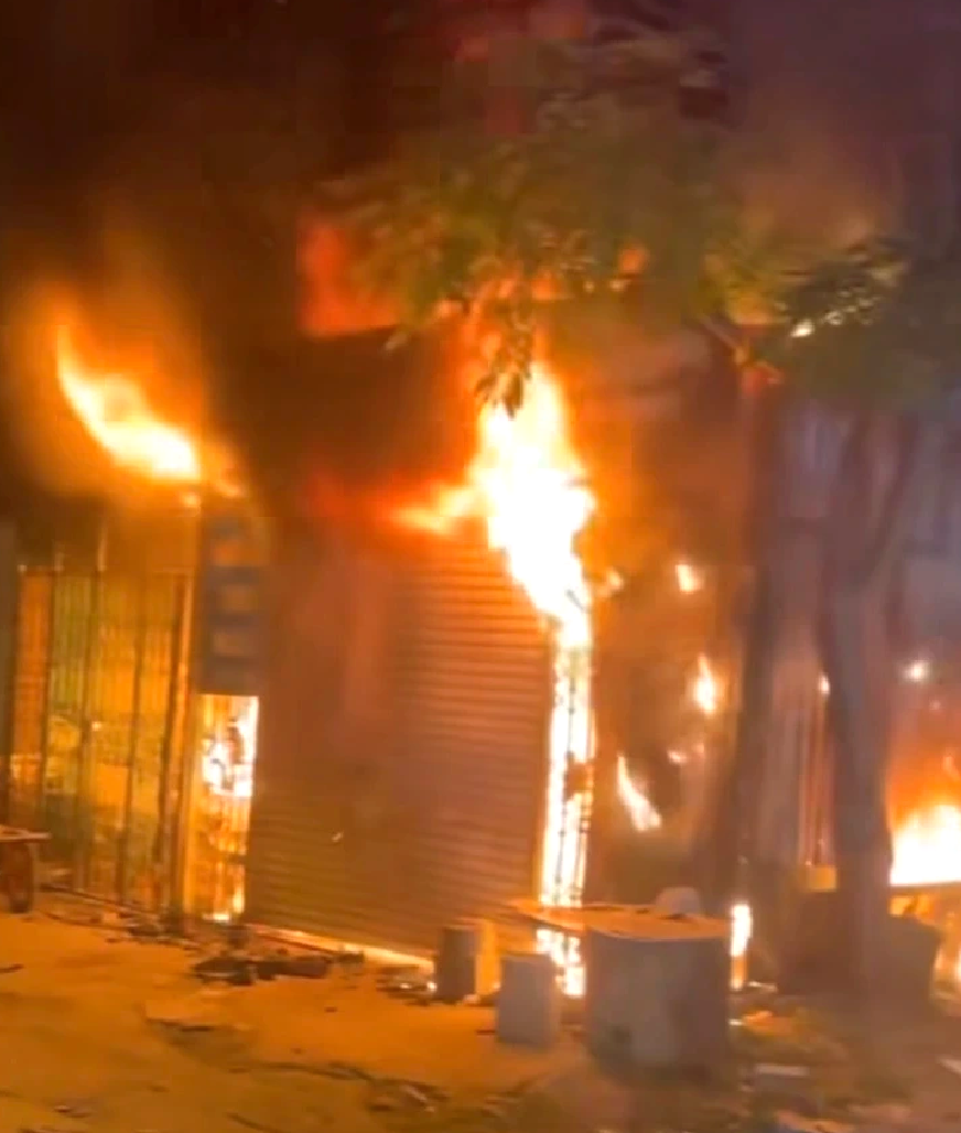 2 căn nhà nằm bên quốc lộ 1 bốc cháy dữ dội giữa đêm - Ảnh: Hoàng Anh