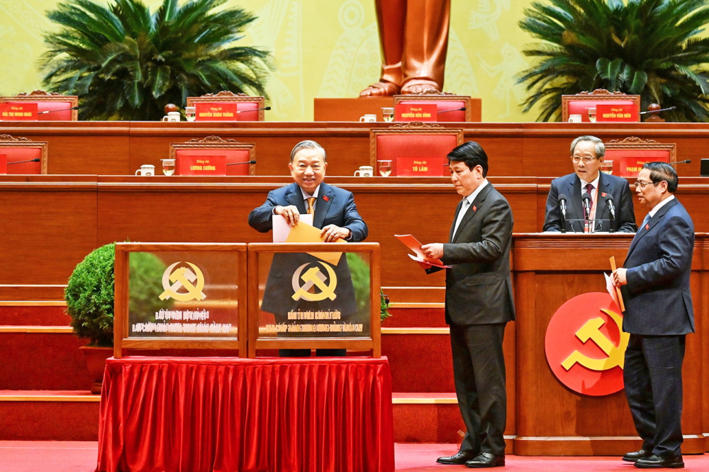Đại hội XIV của Đảng: Đột phá để kiến tạo tương lai Tổng bí thư Tô Lâm cùng lãnh đạo Đảng và Nhà nước bỏ phiếu bầu Ban Chấp hành Trung ương Đảng khóa XIV - Nguồn ảnh: Báo Nhân Dân