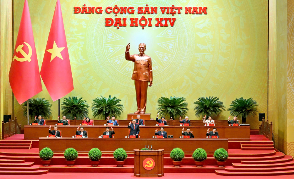 Đại hội XIV của Đảng: Đột phá để kiến tạo tương lai Đoàn Chủ tịch và các đại biểu biểu quyết thông qua số lượng Ủy viên Ban Chấp hành Trung ương Đảng khóa XIV ẢNH: VIẾT CHUNG