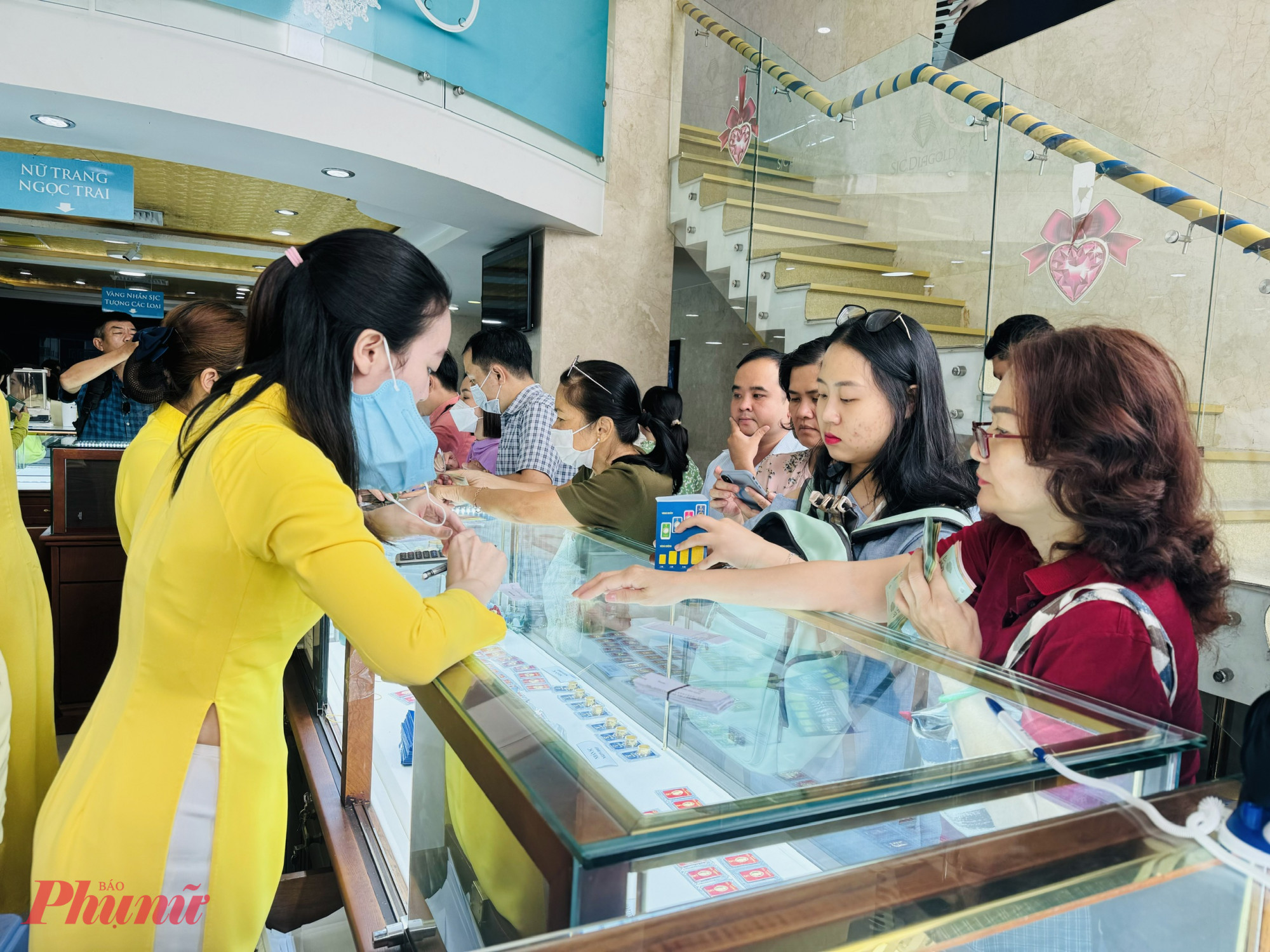 Giá vàng trong nước liên tục lập đỉnh mới, nhưng lượng khách đến mua vàng vẫn đông - Ảnh: Thanh Hoa
