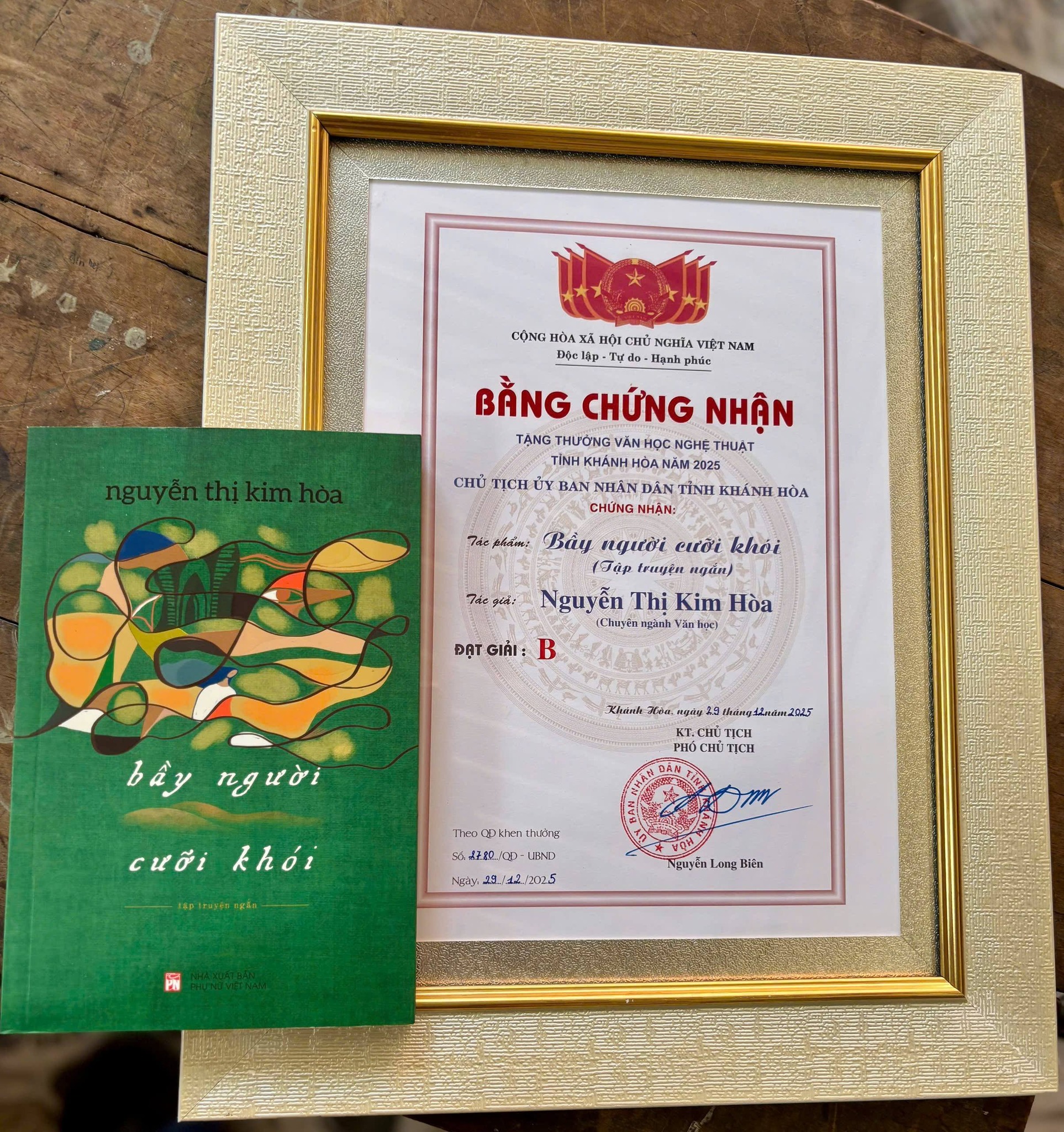 Tập truyện ngắn Bầy người cưỡi khói và giải thưởng cuối năm 2025 - Ảnh: Facebook nhân vật