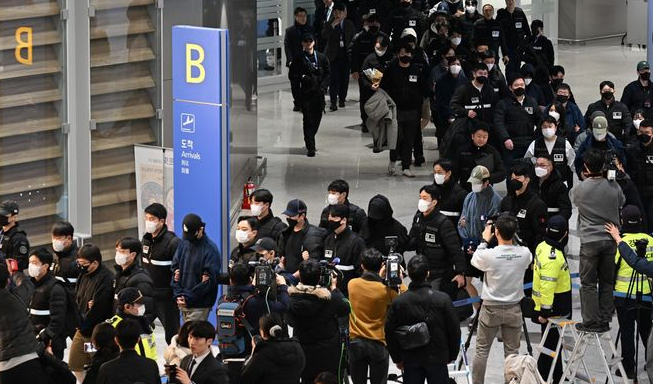 Một nhóm gồm 73 người Hàn Quốc bị bắt giữ tại Campuchia vì cáo buộc liên quan đến các hoạt động lừa đảo trực tuyến đã đến nhà ga số 2 của sân bay quốc tế Incheon vào thứ Sáu, khi họ đang phải đối mặt với các cuộc điều tra tại đây. Ảnh của Park Ji-yeon, Korea Times.