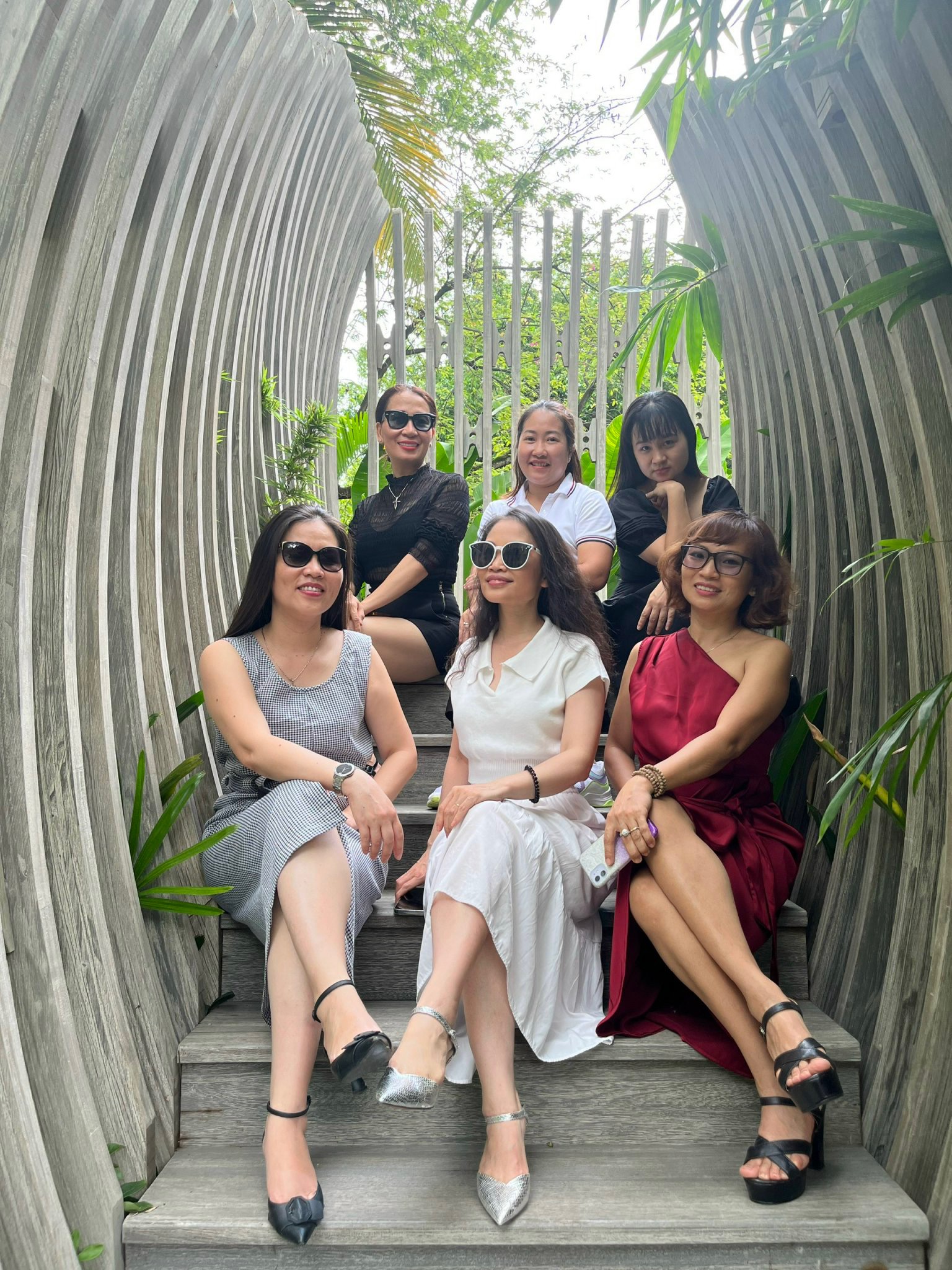 Tác giả (bìa trái) cùng đồng nghiệp trong một chuyến dã ngoại