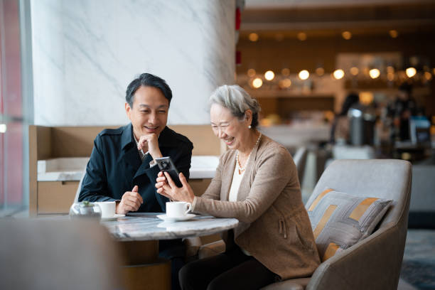 Không phải con hay cháu mà một người đồng hành để già đi cùng nhau mới là điều khiến người cao tuổi thấy cuộc sống ý nghĩa hơn (ảnh: Getty Images)