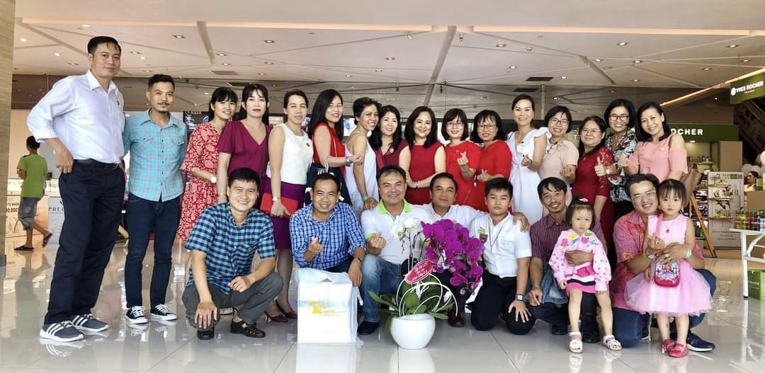 Cùng cô chủ nhiệm và nhóm bạn thân học chung cấp ba