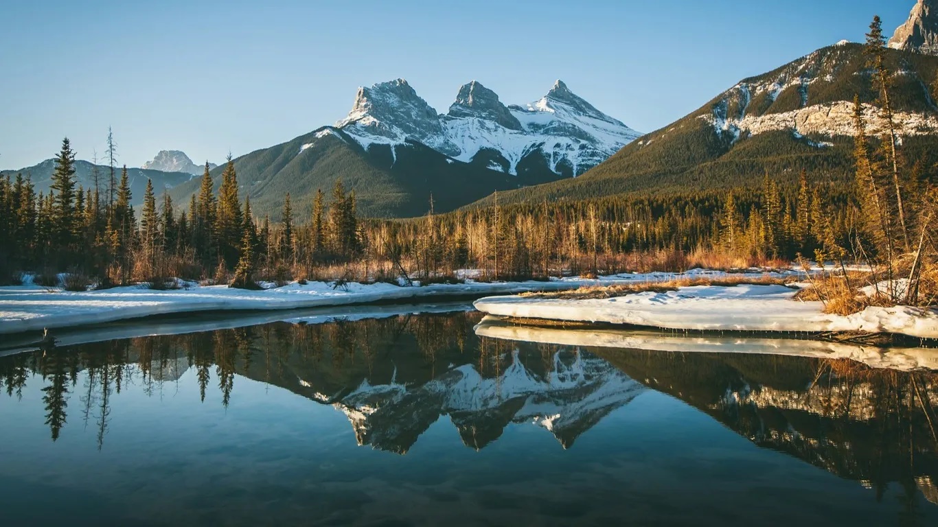 Canmore, Alberta, Canada. Nằm nép mình trong thung lũng Bow thuộc dãy núi Rocky, Canmore là một thị trấn miền núi, nổi tiếng với phong cảnh tuyệt đẹp và vô số hoạt động ngoài trời. Chèo thuyền trên sông Bow, đạp xe trên đường mòn đến Banff, đi bộ đường dài đến hồ Grassi là những điều bạn nên làm. Canmore cách sân bay Calgary 120 km.