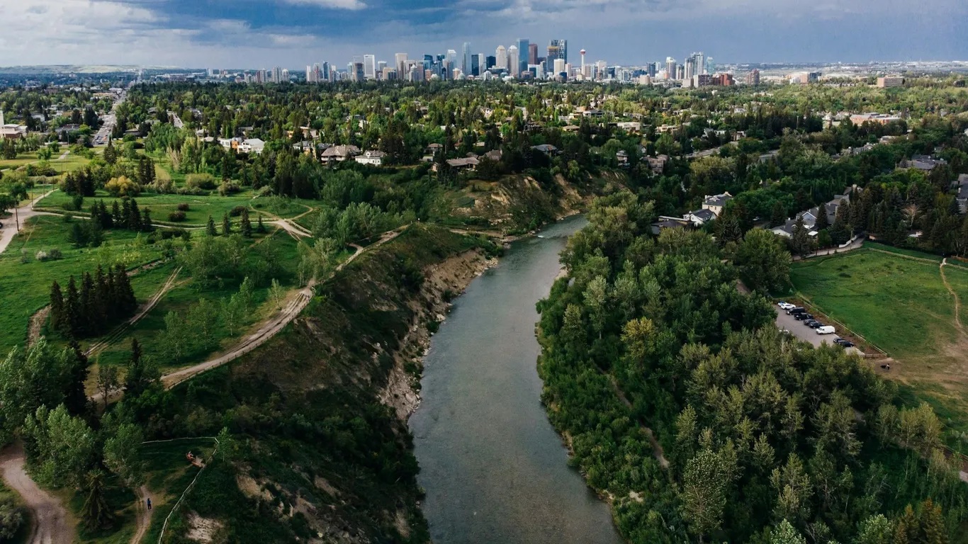 Calgary, Alberta, Canada. Đường Stephen Avenue, tòa nhà công ty Hudson's Bay, làng lịch sử Heritage Park và công viên Rotary ở Calgary được xuất hiện trong phim. Đến đây, bạn nhớ leo lên tháp Calgary cao 750 mét để ngắm nhìn toàn cảnh thành phố và núi non, tham quan bảo tàng Glenbow và pháo đài Calgary. Calgary chỉ cách sân bay Calgary 18,7 km.