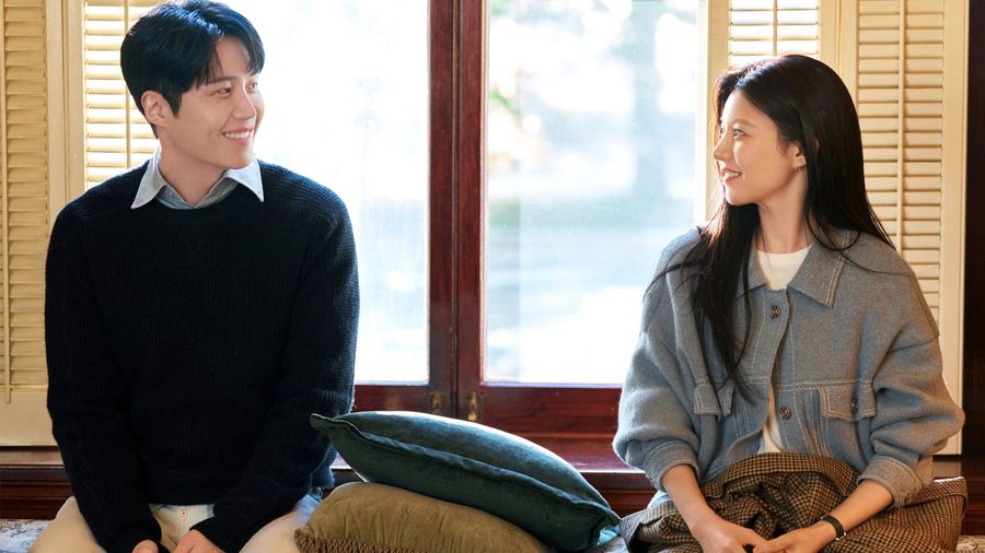 Câu chuyện xoay quanh mối quan hệ giữa nữ diễn viên đang lên Cha Mu-hee (Go Youn-jung đóng) và người phiên dịch đa ngôn ngữ Joo Ho-jin (Kim Seon-ho thủ vai). Cả hai đều giỏi ăn nói nhưng vụng về trong thể hiện cảm xúc nên xảy ra nhiều hiểu lầm và trở nên thân thiết. Phim dài 12 tập được chiếu trên Netflix từ 16/1/2026. 