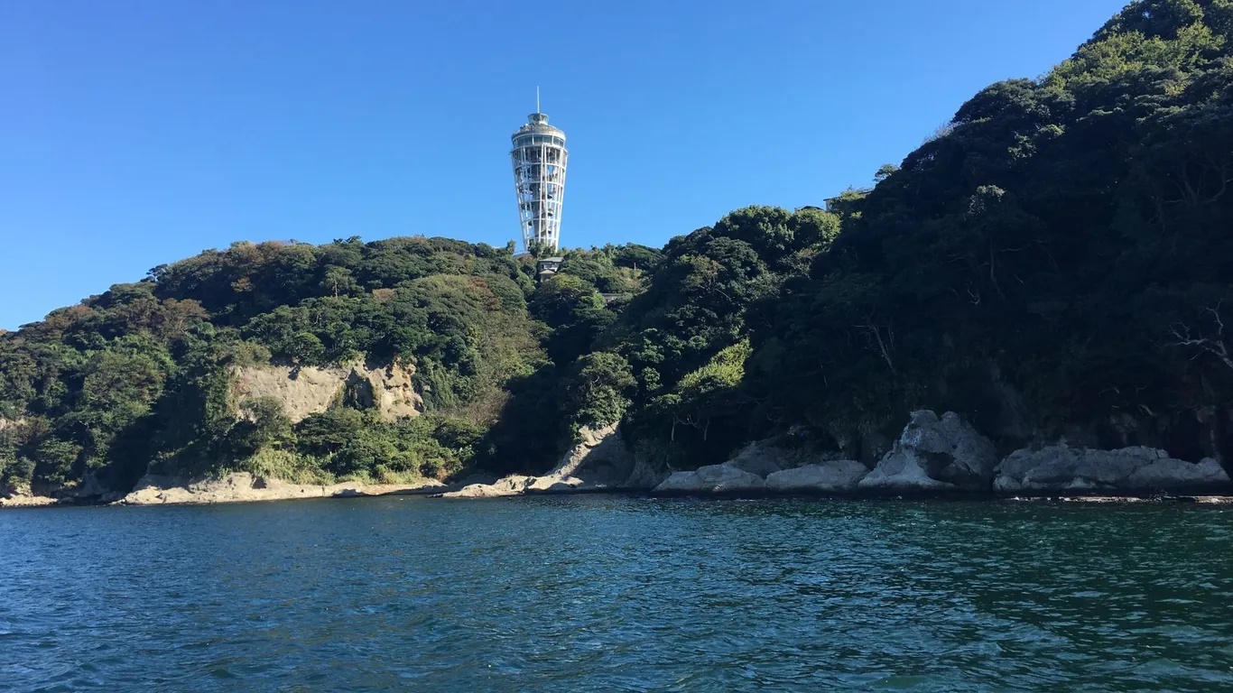 Enoshima, tỉnh Kanagawa, Nhật Bản. Những con đường đi bộ dọc bờ biển, cầu Enoshima và bầu trời rộng lớn đã thể hiện sự cởi mở về cảm xúc trong phim. Enoshima là một hòn đảo nhỏ, xinh đẹp nằm trên bờ biển Shonan. Bạn đừng quên tham quan đền Enoshima, khám phá hang động Iwaya, đến vườn Samuel Cocking và ngọn hải đăng Sea Candle. Chỉ cần xuống sân bay Tokyo Haneda và đi thêm 47,9 km là đến Enoshima.