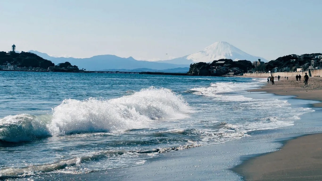 Kamakura, tỉnh Kanagawa, Nhật Bản. Sân ga nhỏ cùng khung cảnh xanh mát đã tạo nên những cảnh lãng mạn trong phim. Kamakura là thành phố ven biển gần Tokyo. Bạn nên đến thăm bức tượng Phật A Di Đà bằng đồng khổng lồ, thư giãn tại bãi biển Yuigahama và dành buổi tối tại công viên Genjiyama. Sân bay Tokyo Haneda cách Kamakura 45,5 km nên bạn có thể đi theo cách này. 