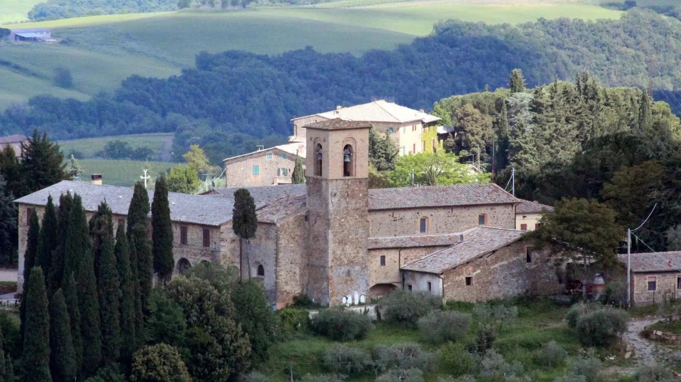 Montalcino, Tuscany, Ý. Montalcino là một thị trấn thời trung cổ xinh đẹp trên đồi, nơi sản xuất ra rượu vang đỏ Brunello di Montalcino nổi tiếng của Ý. Đến đây, bạn nên leo lên pháo đài Montalcino cao 130 mét để ngắm nhìn toàn cảnh thị trấn, tham quan các nhà máy rượu vang và đi bộ trên những con phố lát đá cuội. Bạn bay đến sân bay Florence và đi thêm hơn 140km là đến Montalcino.