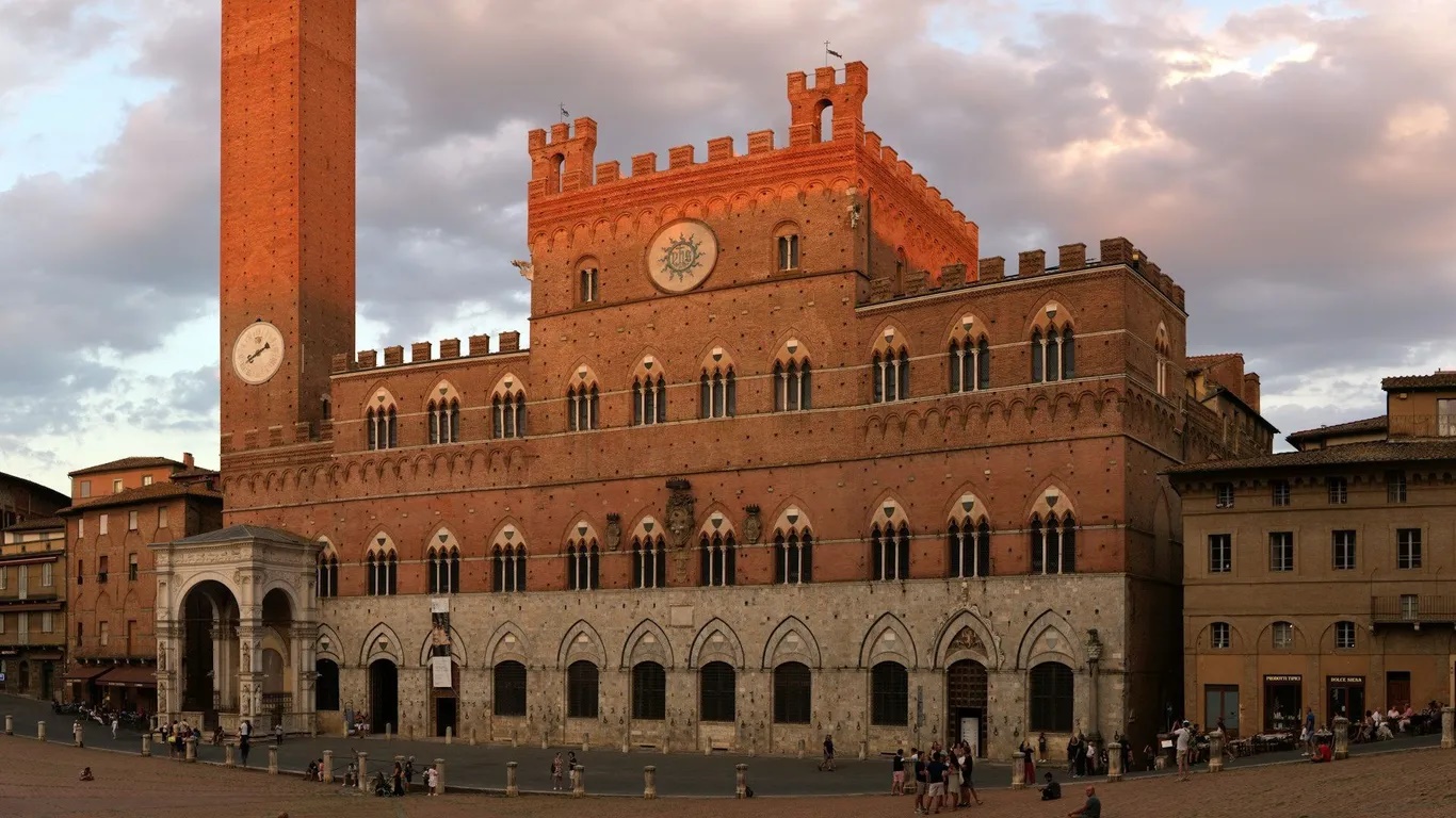 Siena, Tuscany, Ý. Quảng trường rộng lớn và khép kín Piazza del Campo ở Siena xuất hiện một số phân cảnh cảm động trong phim. Siena là thành phố thời trung cổ được bảo tồn tốt nhất ở Tuscany. Bạn nên leo lên tòa tháp ở Piazza del Campo để ngắm nhìn thành phố, ghé thăm Torre del Mangia và Vương cung thánh đường Cateriniana San Domenico. Để đến Siena, bạn đáp xuống sân bay Florence, Peretola và đi thêm 85,8 km nữa.