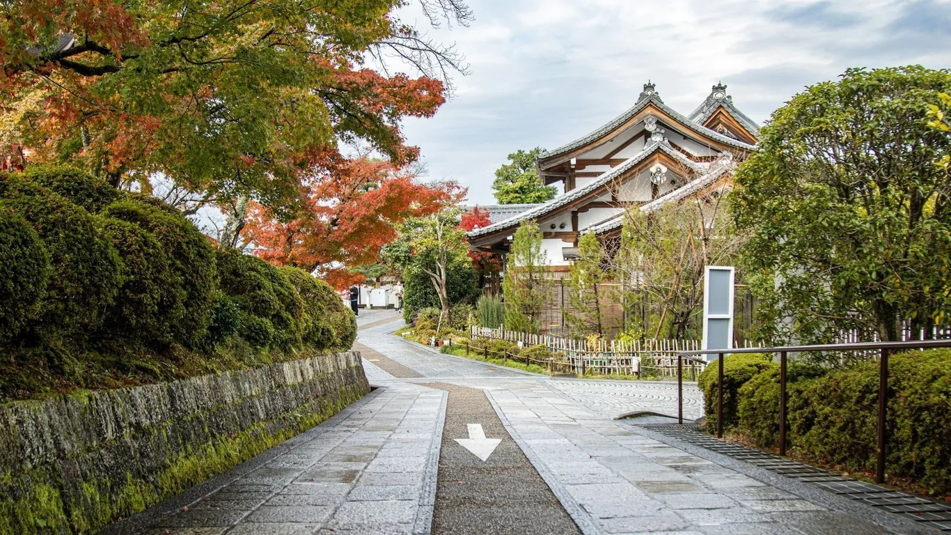 Kyoto, Nhật Bản. Những con hẻm nhỏ hẹp trong khu dân cư Gion cũng những ngôi nhà gỗ, rèm cửa bằng vải đã thể hiện cảnh sinh hoạt đời thường trong bộ phim. Kyoto là cố đô của Nhật Bản, nổi tiếng với đền Fushimi Inari Taisha, chùa Kinkaku-ji, chùa Kiyomizu-dera, thác Otawa. Bạn chỉ cần bay đến sân bay Osaka và đi thêm 49,3km là tới Kyoto. 