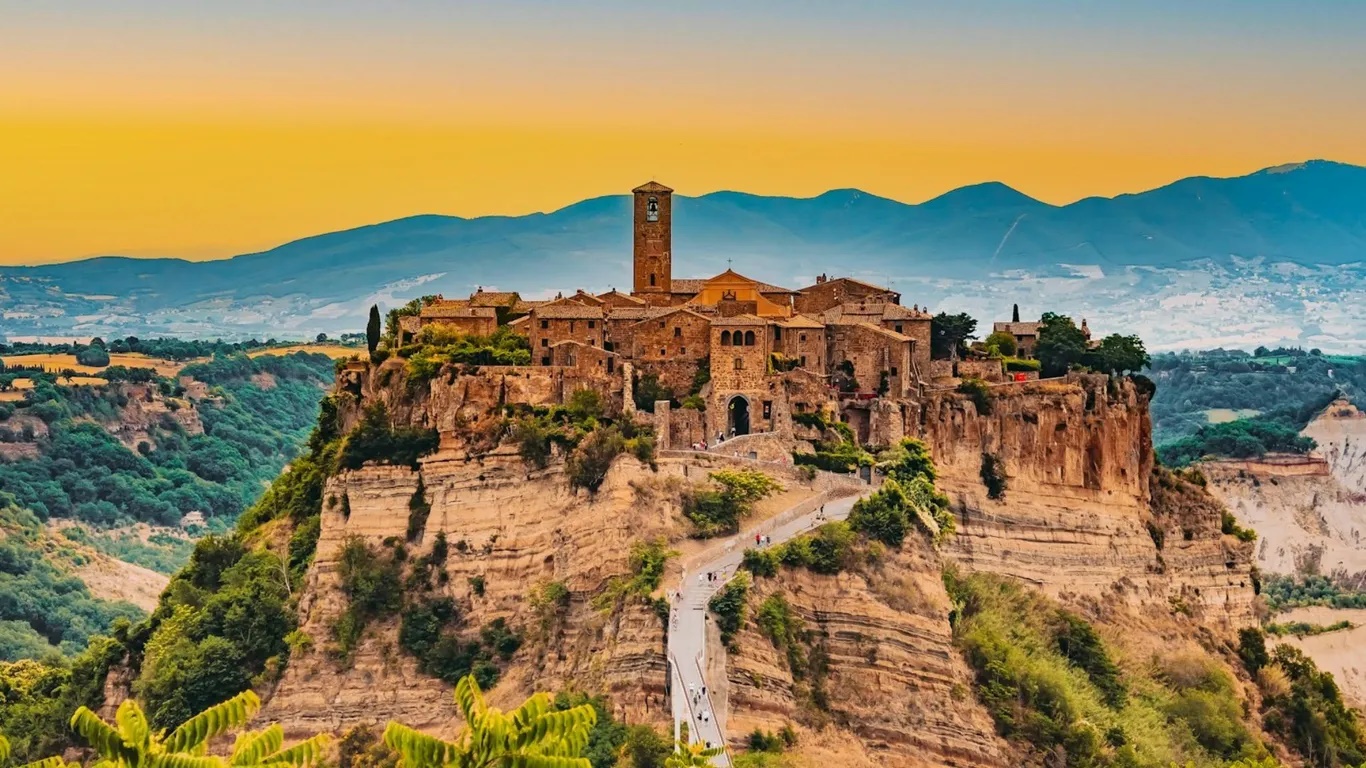 Civita di Bagnoregio, Lazio, Ý. Đây là ngôi làng cổ kính xinh đẹp trên đỉnh đồi.Trong phim, cảnh băng qua cầu Civita dài 300 mét dành cho người đi bộ thể hiện bước ngoặt cảm xúc, làm nổi bật sự xa cách, sự chờ đợi và sự tổn thương. Khi đến làng, bạn nên tản bộ trên cầu Civita, đến nhà thờ San Donato và ghé thăm bảo tàng Địa chất và sạt lở đất. Muốn đến đây bạn nên đáp xuống sân bay Rome Fiumicino và đi thêm 147 km nữa. 