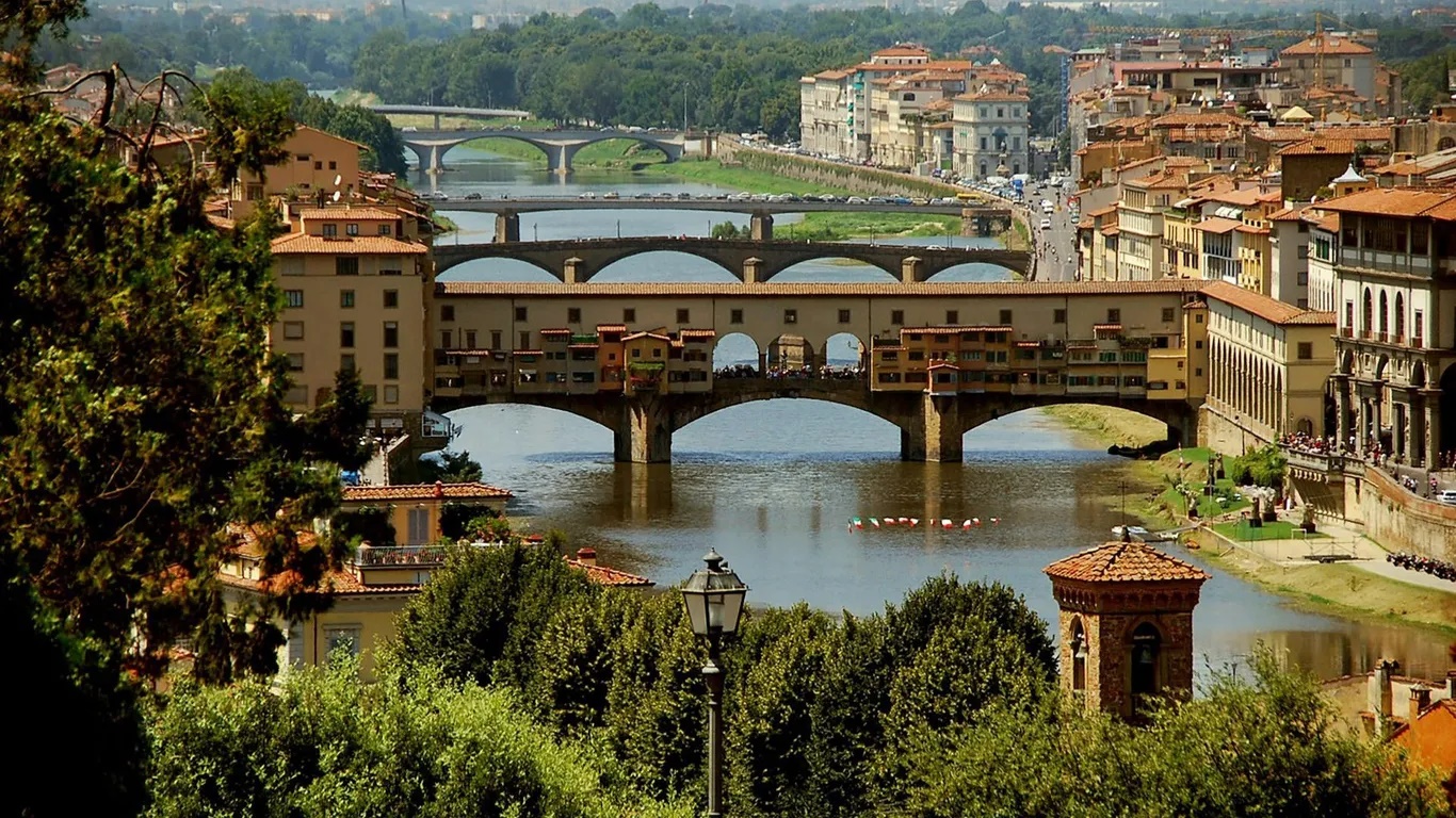 Florence, Tuscany, Ý. Bộ phim đã quay những con phố và nhịp sống hối hả của thành phố. Florence là thủ đô lịch sử của vùng Tuscany thuộc Ý. Bạn nên ghé thăm phòng trưng bày Uffizi - nơi trưng bày các tác phẩm nghệ thuật thời Phục Hưng, đi vào Cung điện Pitti, tham quan bảo tàng Bargello. Florence chỉ cách sân bay Florence, Peretola 13km.