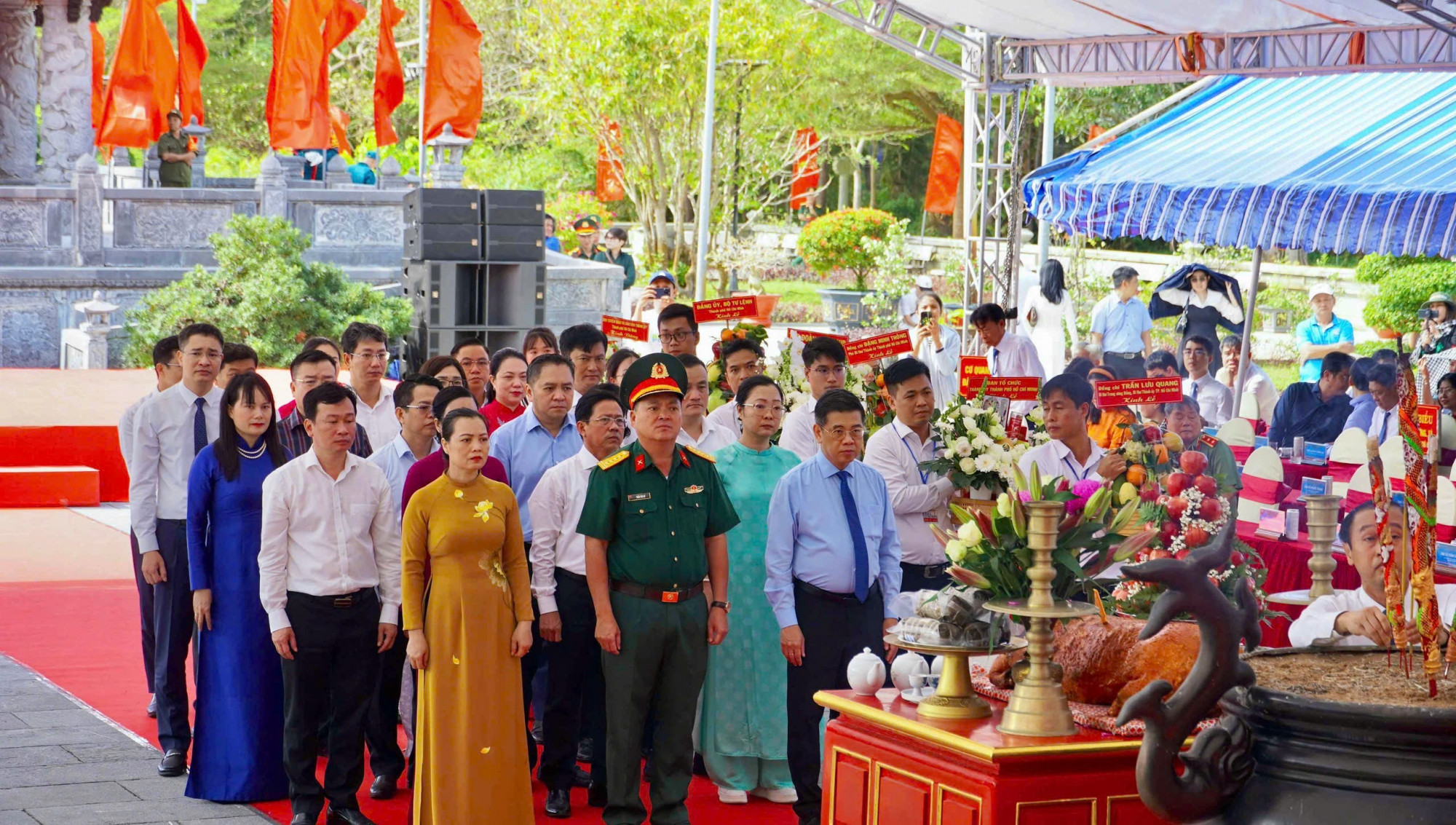 Các đại biểu thành kính dâng hoa, tưởng nhớ Anh hùng Lực lượng vũ trang nhân dân Võ Thị Sáu và các liệt sĩ