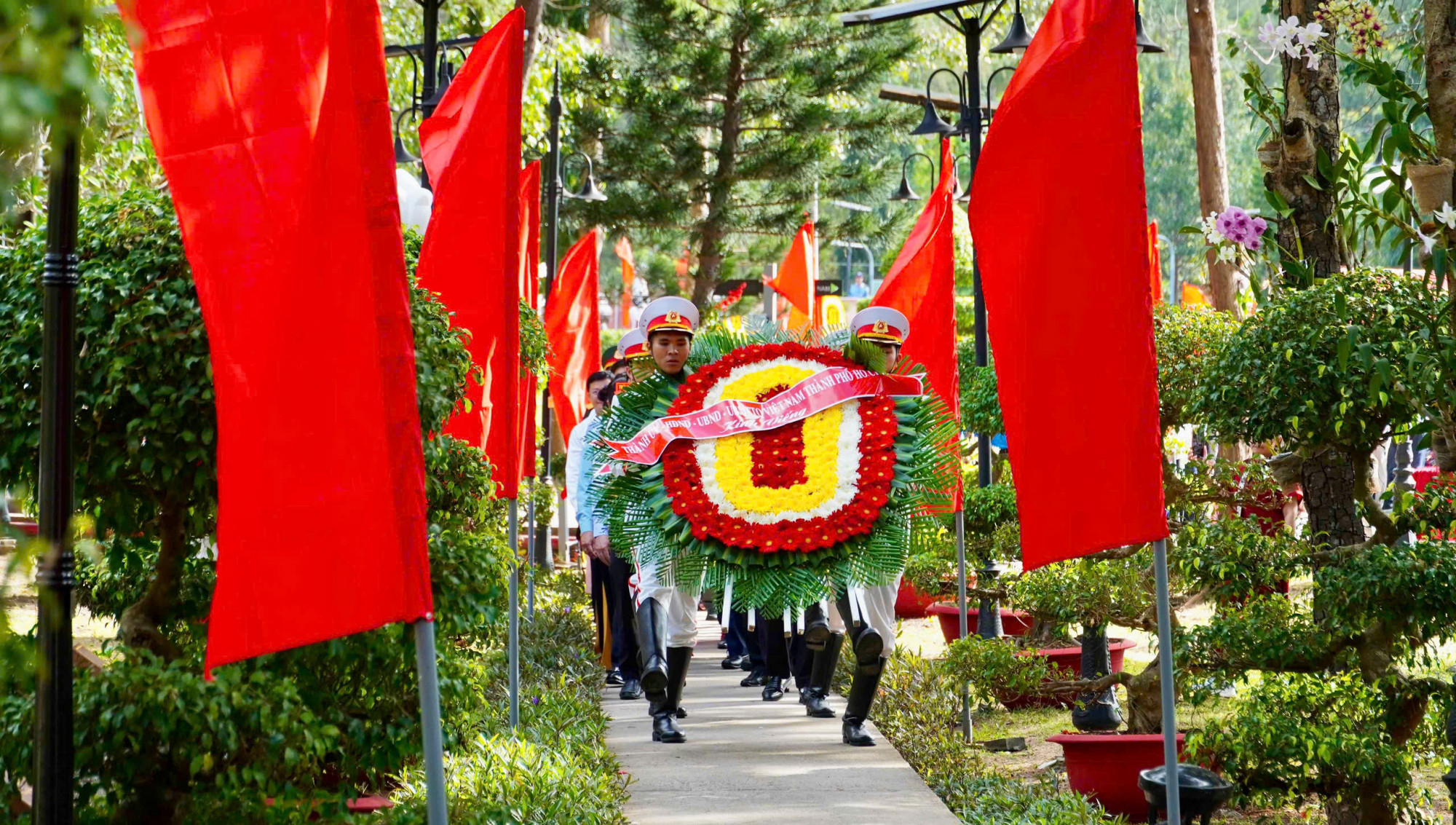 Lãnh đạo TPHCM và các địa phương cùng dâng hoa, dâng hương lên phần mộ nữ Anh hùng LLVTND Võ Thị Sáu và các liệt sĩ tại Nghĩa trang Hàng Dương
