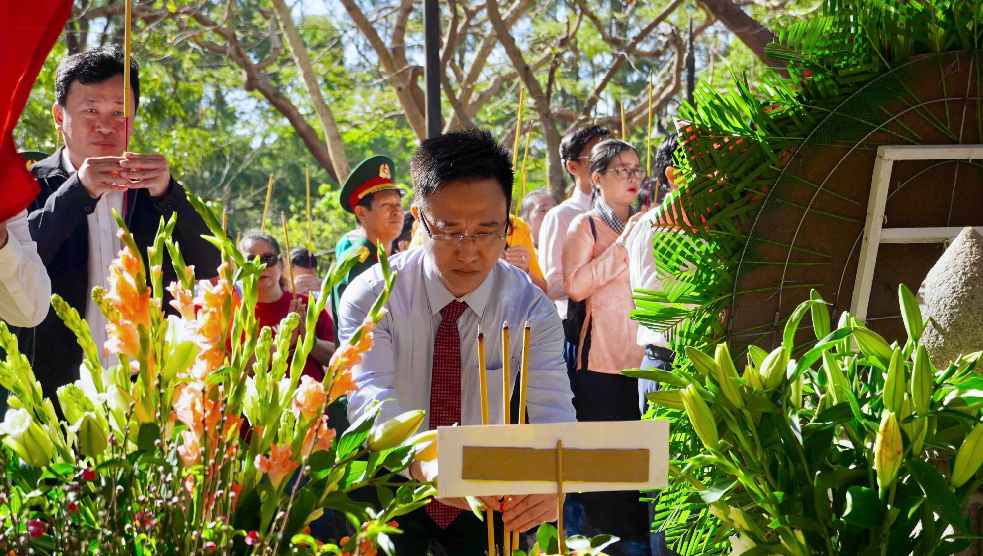 Phó Bí thư Thành ủy TPHCM Đặng Minh Thông dâng trà và thắp nhang tại Đền thờ Côn Đảo