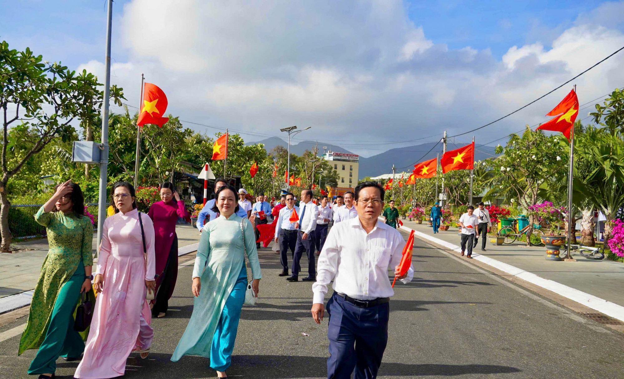 Những lá cờ Tổ quốc tung bay trên trục đường vào Nghĩa trang Hàng Dương - “địa chỉ đỏ” linh thiêng của dân tộc 