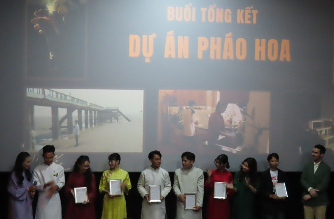 Các diễn viên đặc biệt được nhận chứng nhận hoàn tất lớp diễn xuất 