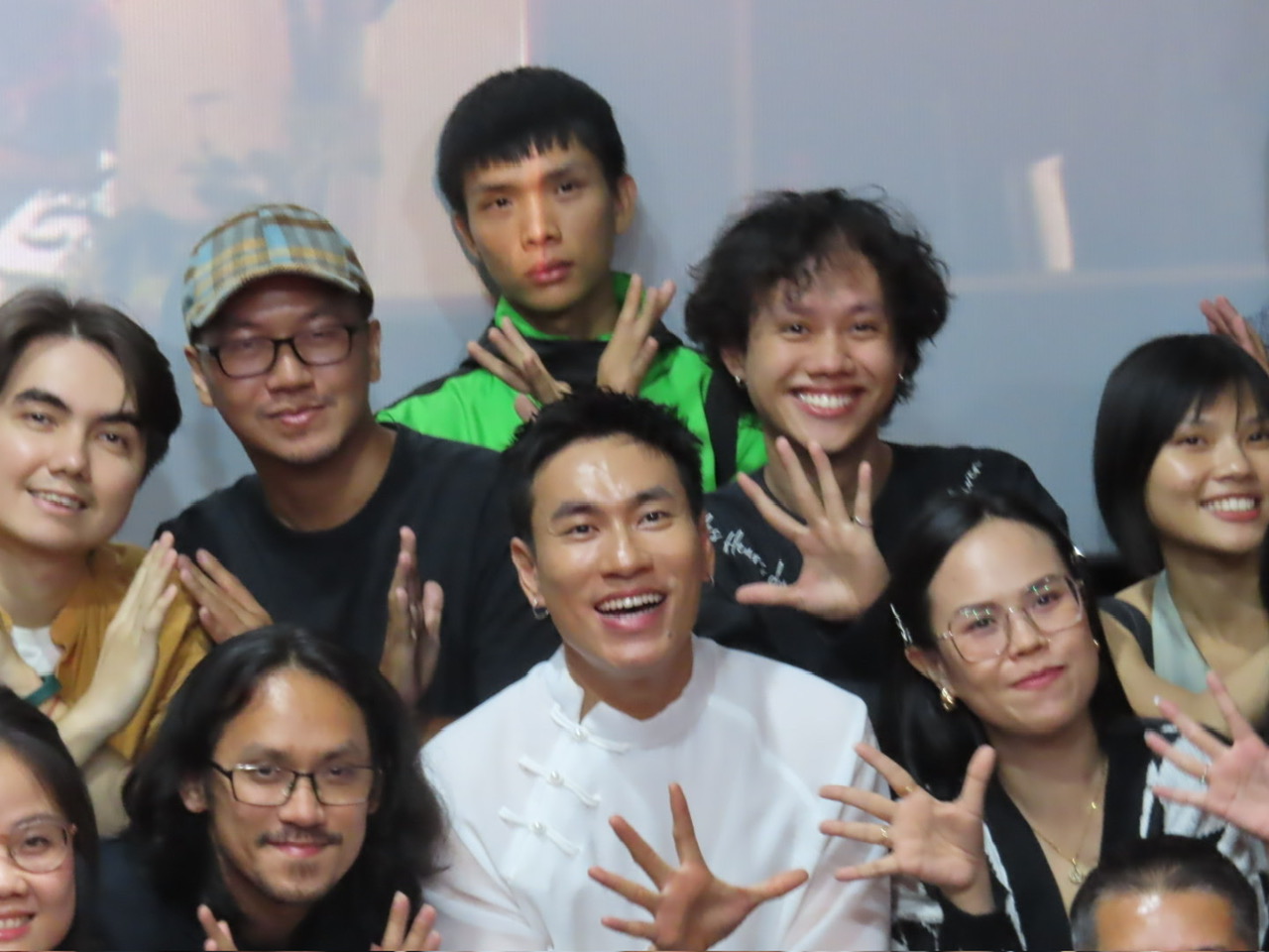 Kiều Minh Tuấn chụp hình lưu niệm cùng các đạo diễn, diễn viên của dự án tại sự kiện tối 22/1