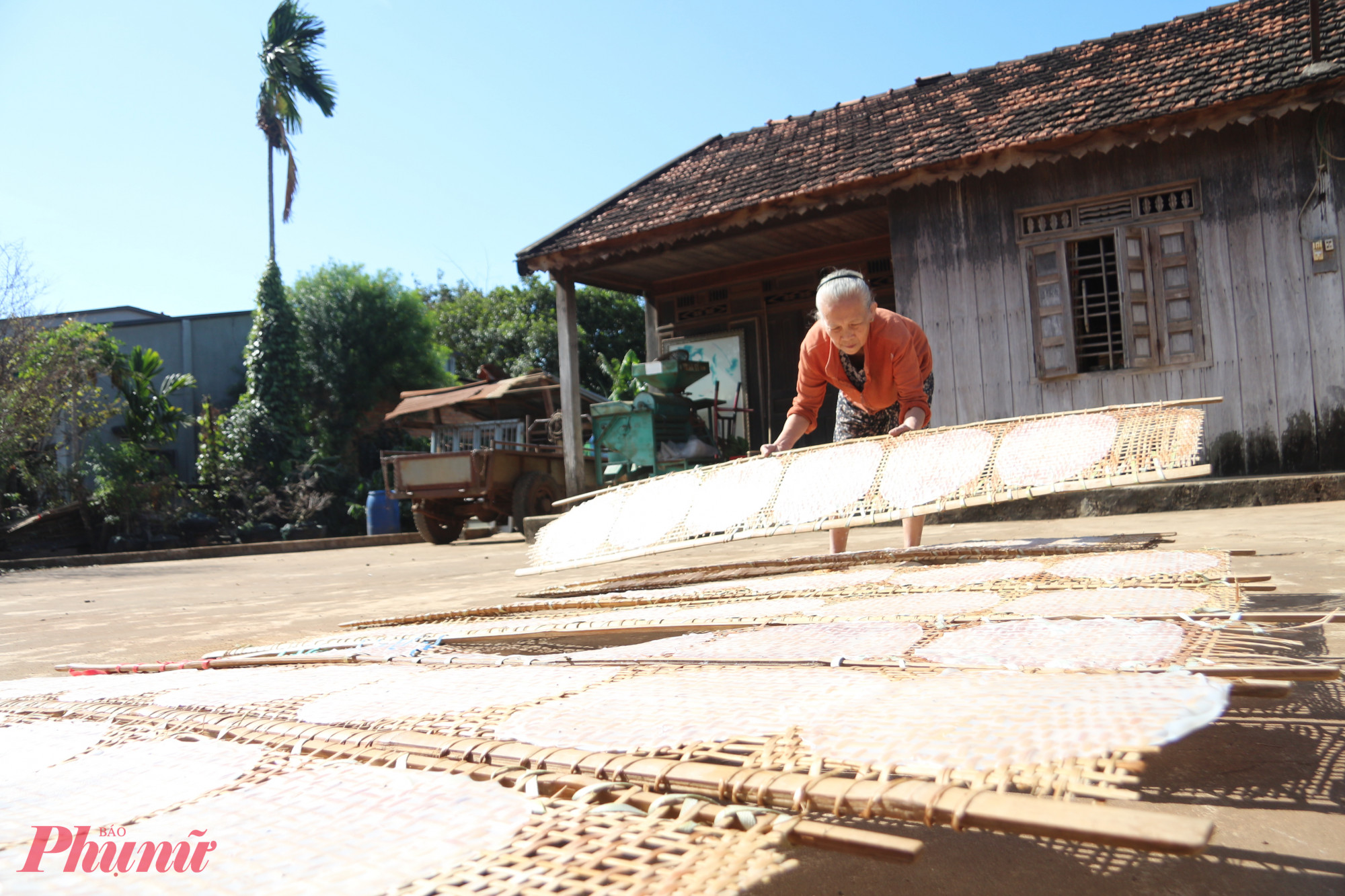 Làng nghề bánh tráng tất bật vào vụ Tết