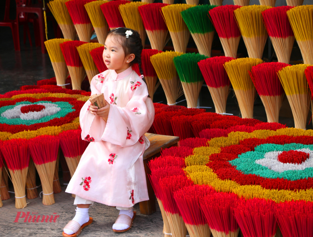. Du khách có thể thử tự tay se một nén hương, nghe người làng kể chuyện nghề để hiểu rằng, mỗi nén nhang thắp lên bàn thờ ngày Tết không chỉ là hương khói, mà còn là ký ức gia đình và sự thành kính truyền đời.