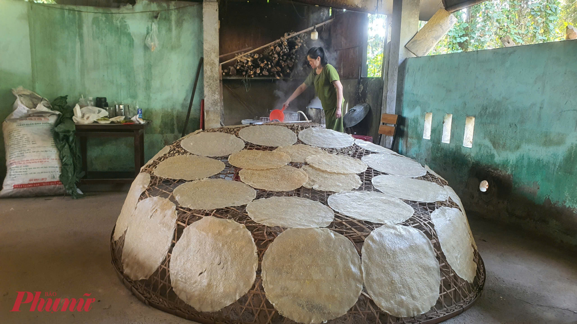 Dậy sớm, đứng bên lò bánh, nhìn người làng tráng từng lớp bột mỏng, phơi bánh dưới nắng sớm, bạn sẽ cảm nhận rõ “mùi Tết” rất miền Trung – giản dị, ấm áp và chan chứa tình thân.