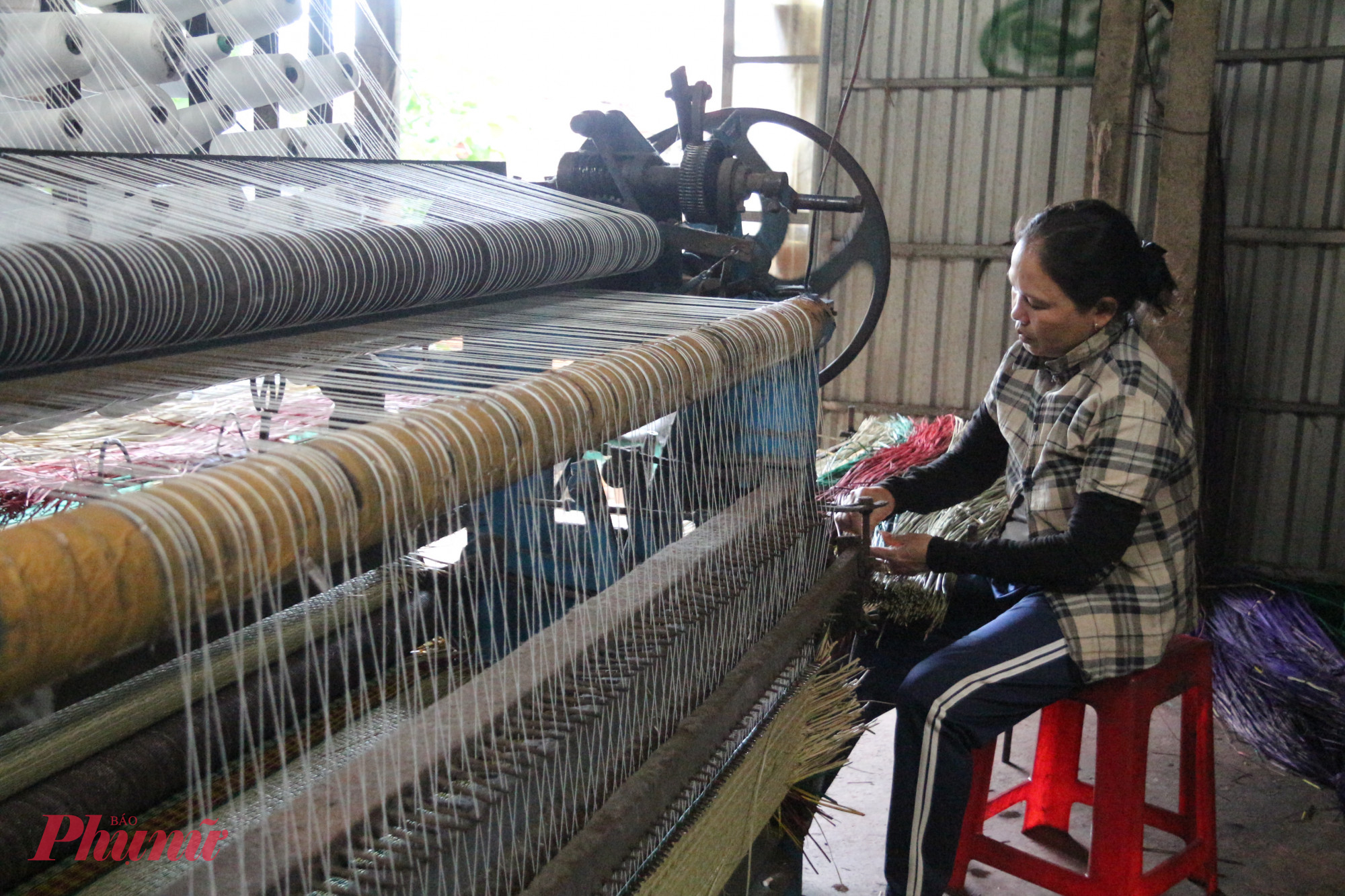 Ghé Phú Tân dịp giáp Tết, du khách không chỉ ngắm nhìn một làng nghề lâu đời, mà còn chạm vào nhịp chuẩn bị năm mới mộc mạc, ấm áp của miền Trung.