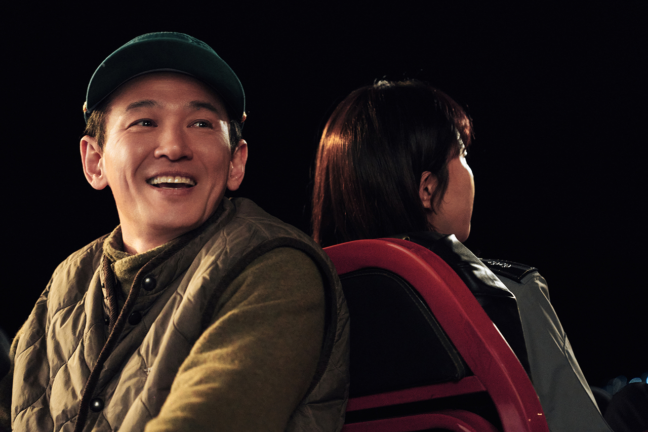 Mission: Cross 2 có  mặt Hwang Jung-min (trái). Ảnh: Netflix