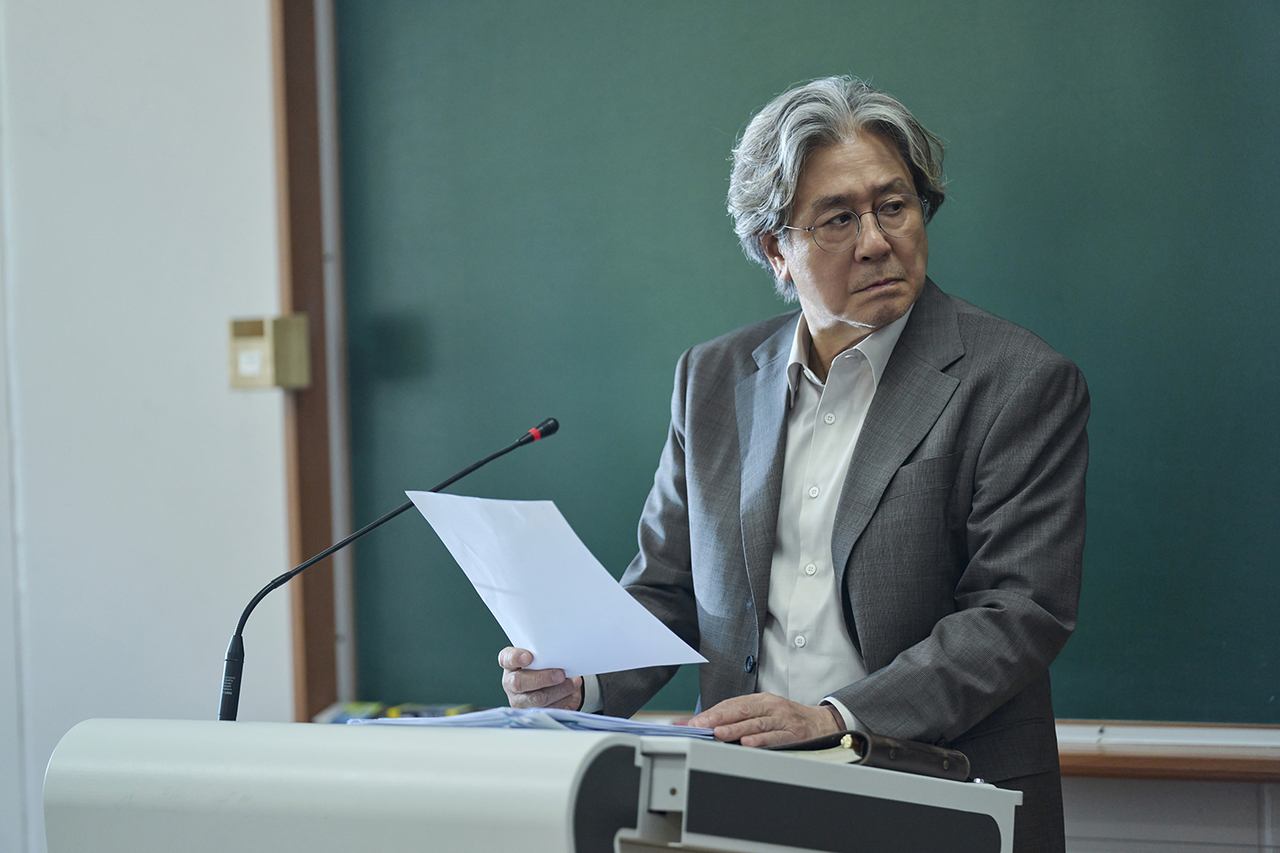 Choi Min-sik trong phim Notes from the Last Row. Ảnhh: Netflix