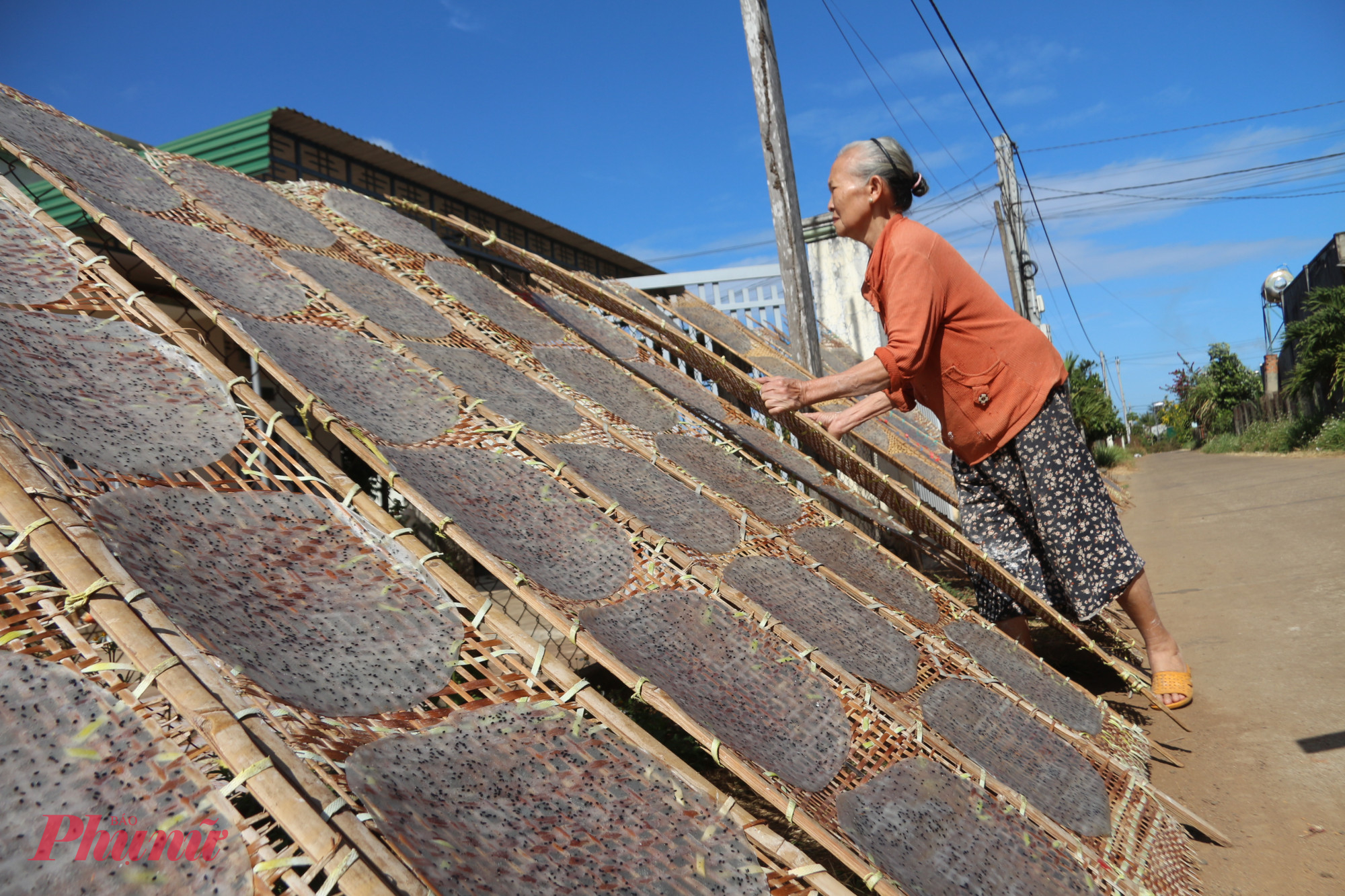 Nghề làm bánh tráng giúp nhiều gia đình ổn định thu nhập, đặc biệt là vào dịp Tết