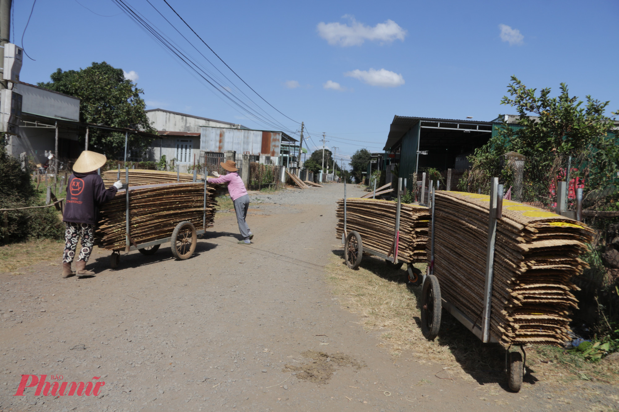 Những chiếc xe tự chế được người dân dùng để đẩy bánh tránh