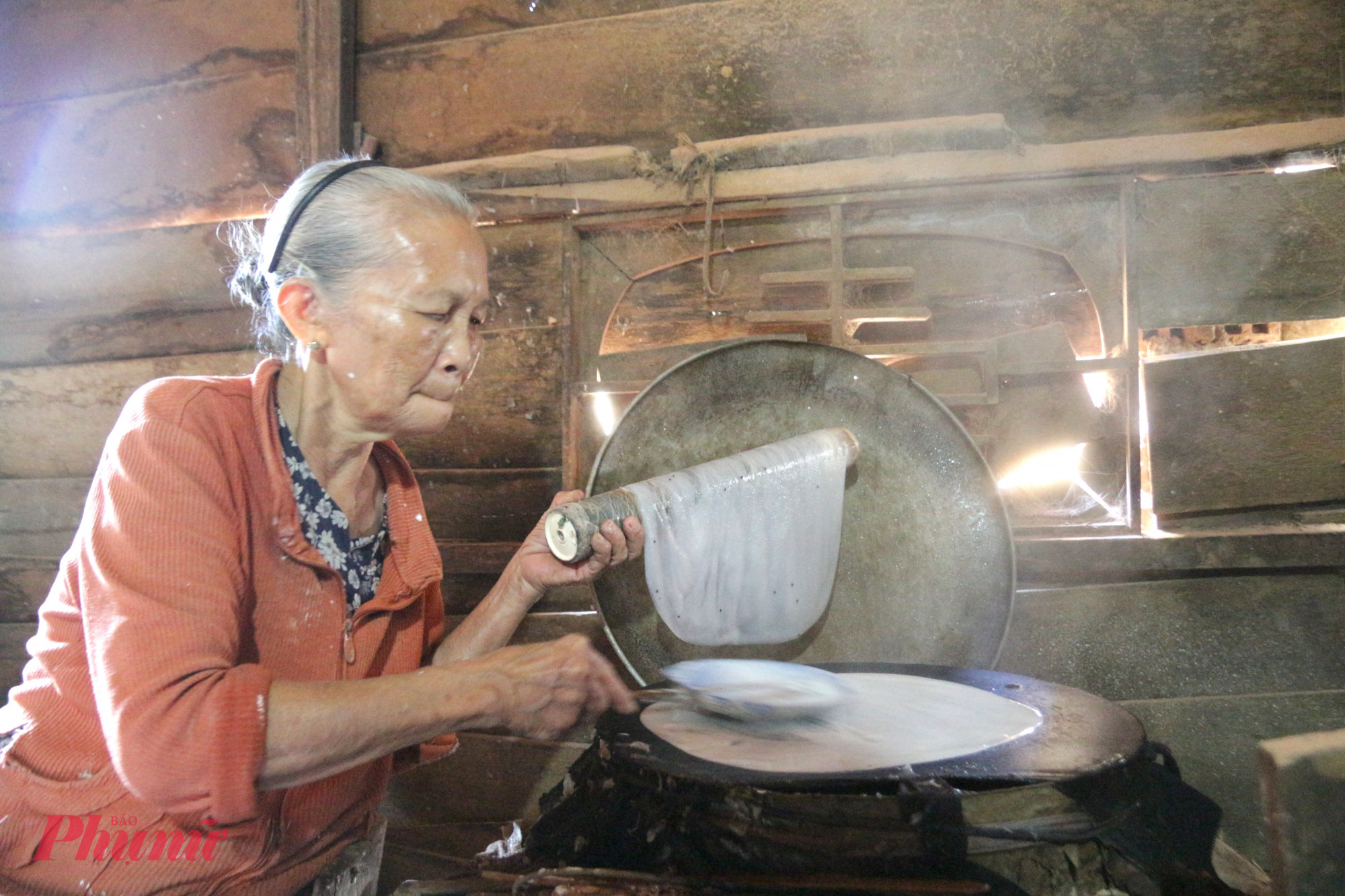 Bà Hà Thị Yến cần mẫn tráng bánh bằng tay suốt hơn 40 năm nay