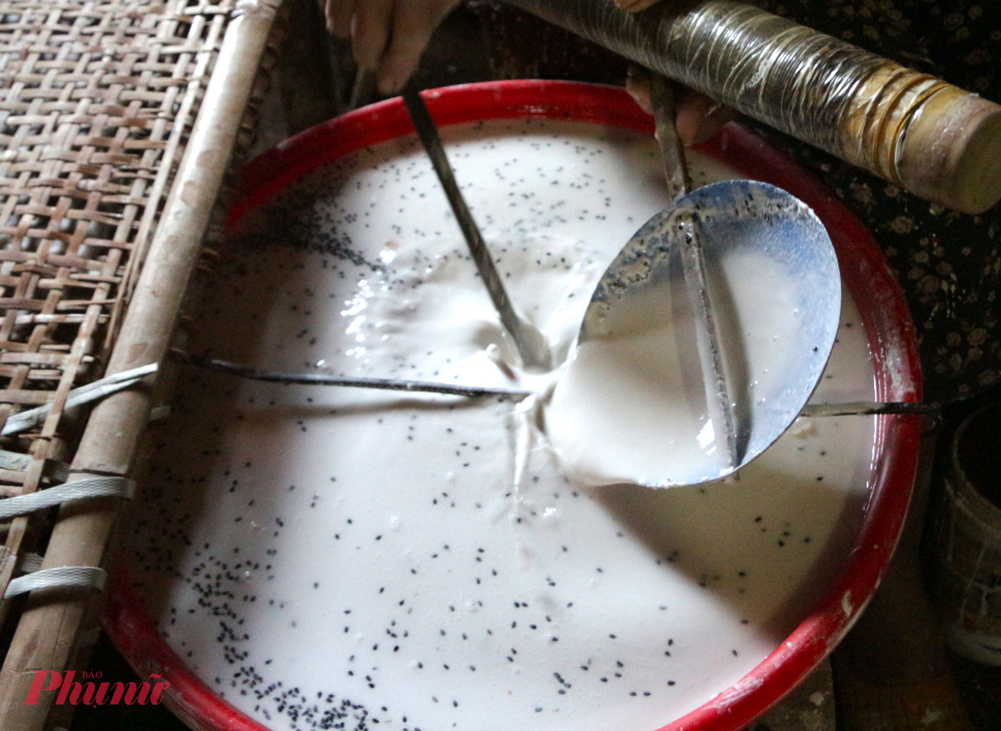 Nguyên liệu để tráng bánh gồm bột gạo và bột mì được pha theo tỉ lệ 7-3 và một ít mè hòa cùng