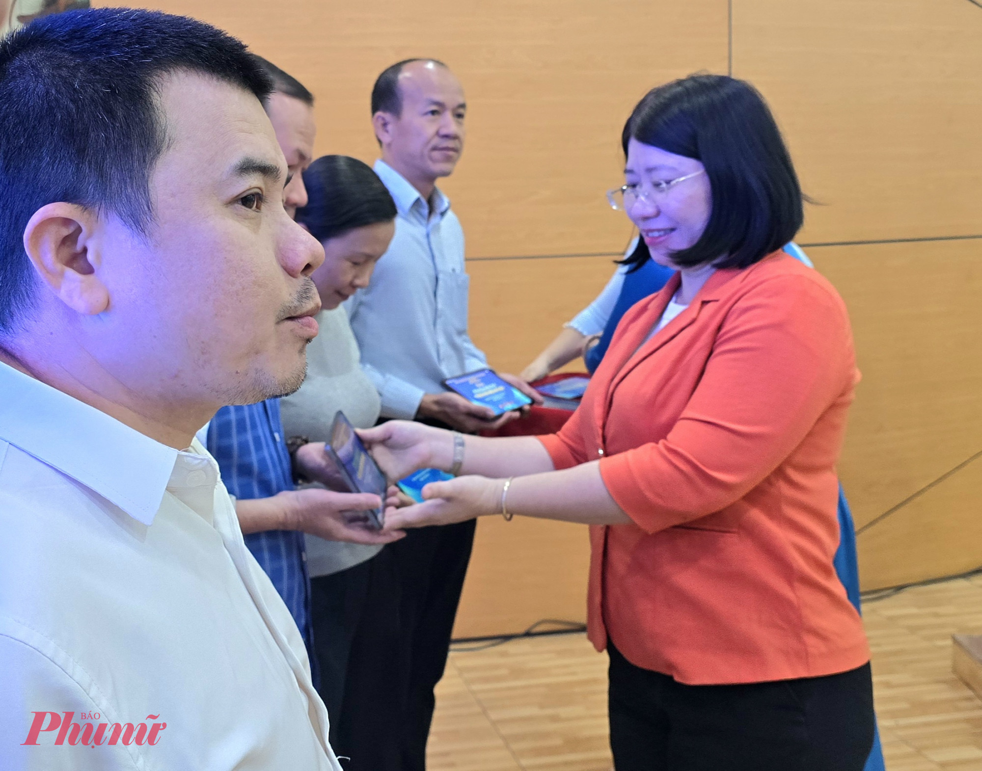 Bà Trần Thị Huyền Thanh - Bí thư Đảng ủy phường Đông Hưng Thuận - tặng máy tính bảng đến bí thư Chi bộ khu phố 