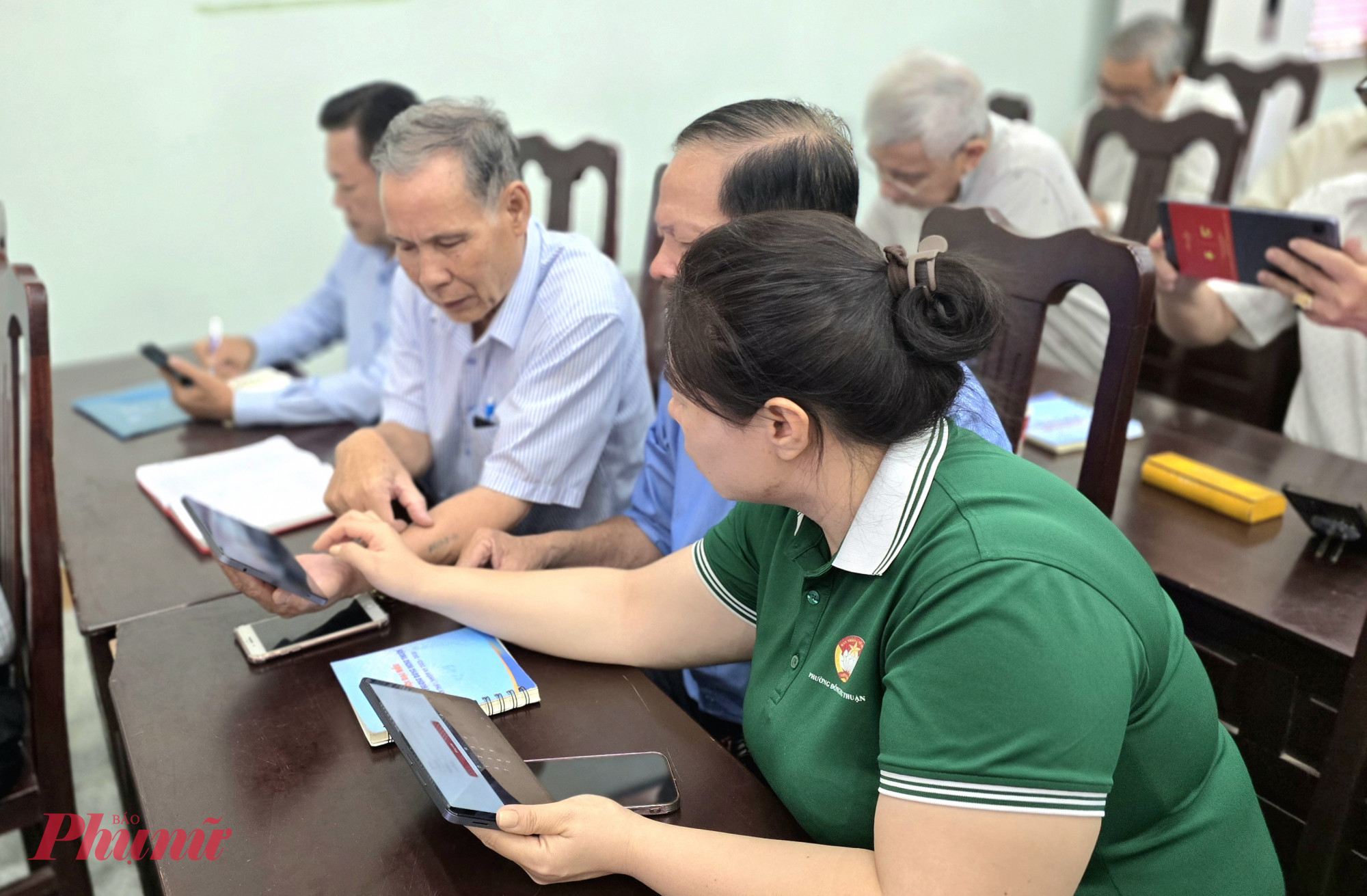 Cán bộ phường tham gia hướng dẫn Bí thư Chi bộ khu phố thao tác trên phần mềm điều hành tác nghiệp trong các cơ quan Đảng