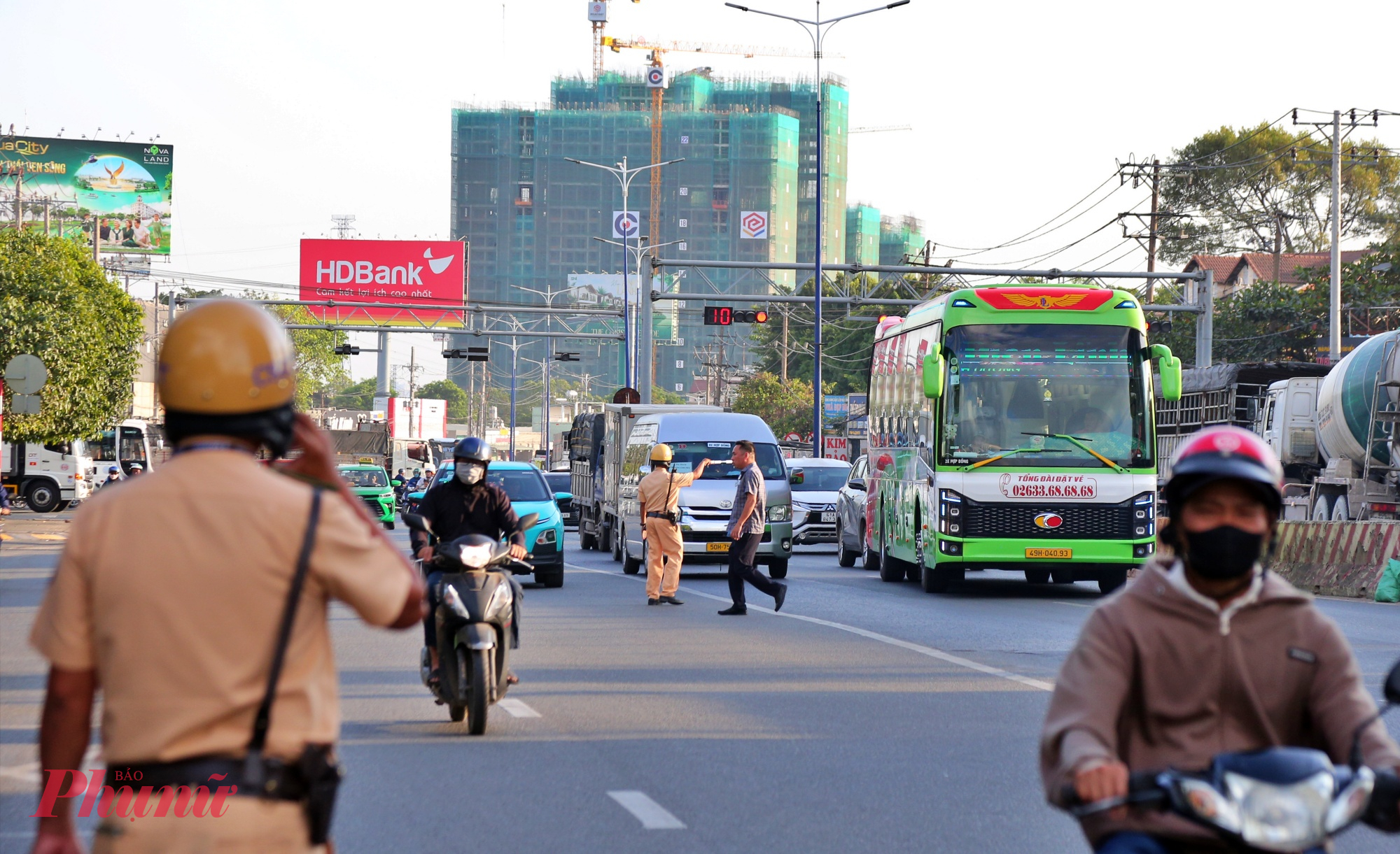 Chiều 23/1, Đội CSGT Bình Triệu (Phòng Cảnh sát giao thông Công an TPHCM) ra quân kiểm tra, xử lý các hành vi vi phạm xe kinh doanh vận tải hành khách trên Quốc lộ 13, đoạn qua phường Thuận Giao. 