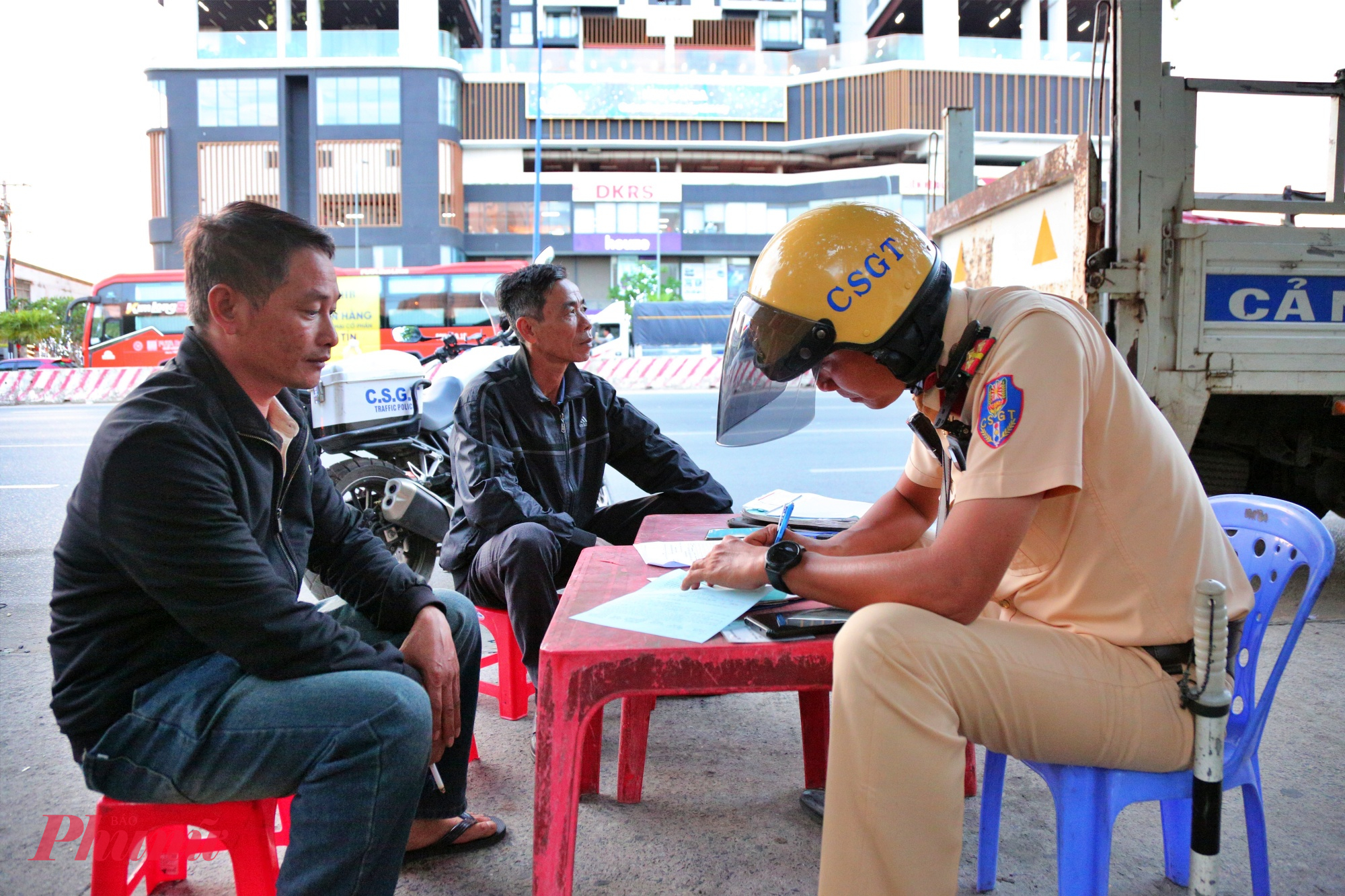Hành khách được CSGT làm việc để xác nhận hợp đồng vận chuyển với nhà xe