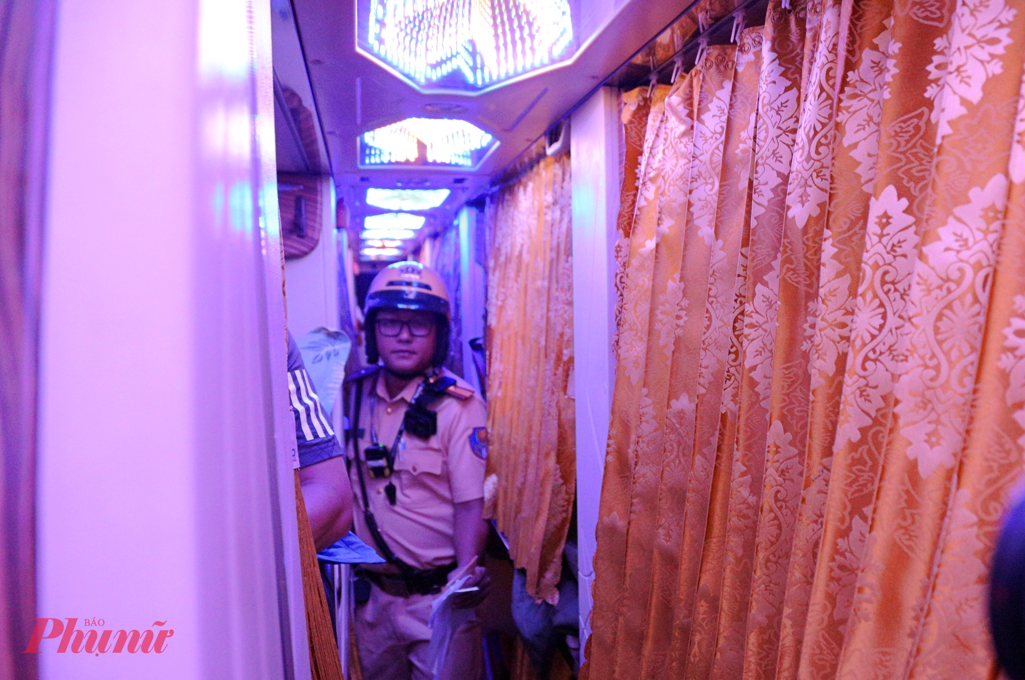 Nội dung kiểm tra tập trung vào giấy phép kinh doanh vận tải, phù hiệu, lộ trình, điều kiện an toàn kỹ thuật, hợp đồng vận tải hành khách, đồng thời xử lý các lỗi phổ biến như dừng, đỗ đón trả khách sai quy định, chở quá số người, không chấp hành hiệu lệnh giao thông.