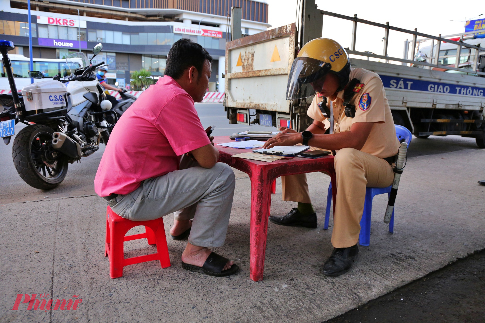 Với lỗi này, tài xế T. bị xử phạt 1,5 triệu đồng; đồng thời chủ doanh nghiệp vận tải cũng bị lập biên bản xử lý theo quy định.