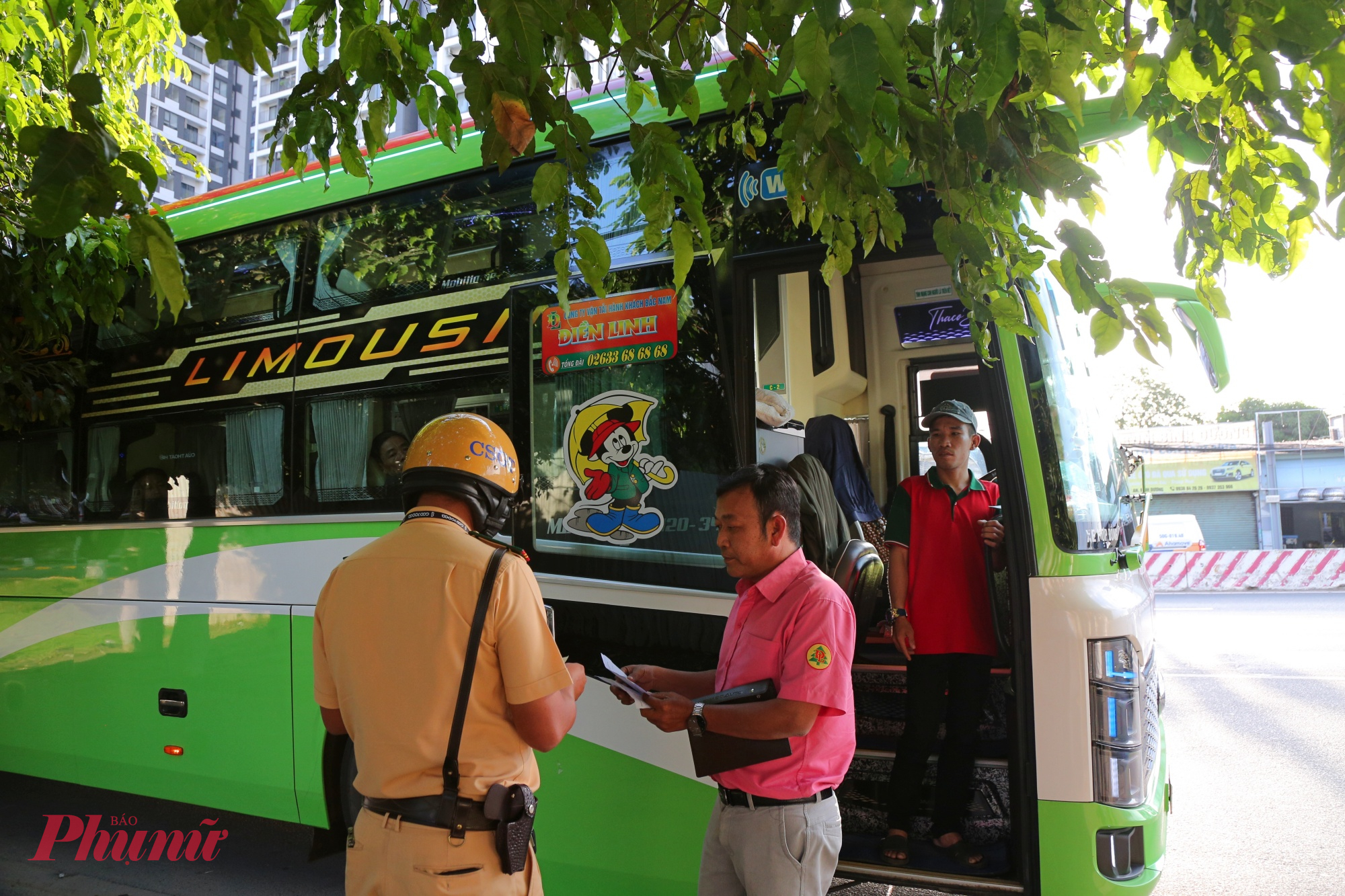 Tương tự, xe khách Điền Linh do tài xế P.T.T (SN 1975) điều khiển, chạy tuyến Bảo Lộc (Lâm Đồng) - TPHCM, cũng bị mời vào chốt kiểm tra.