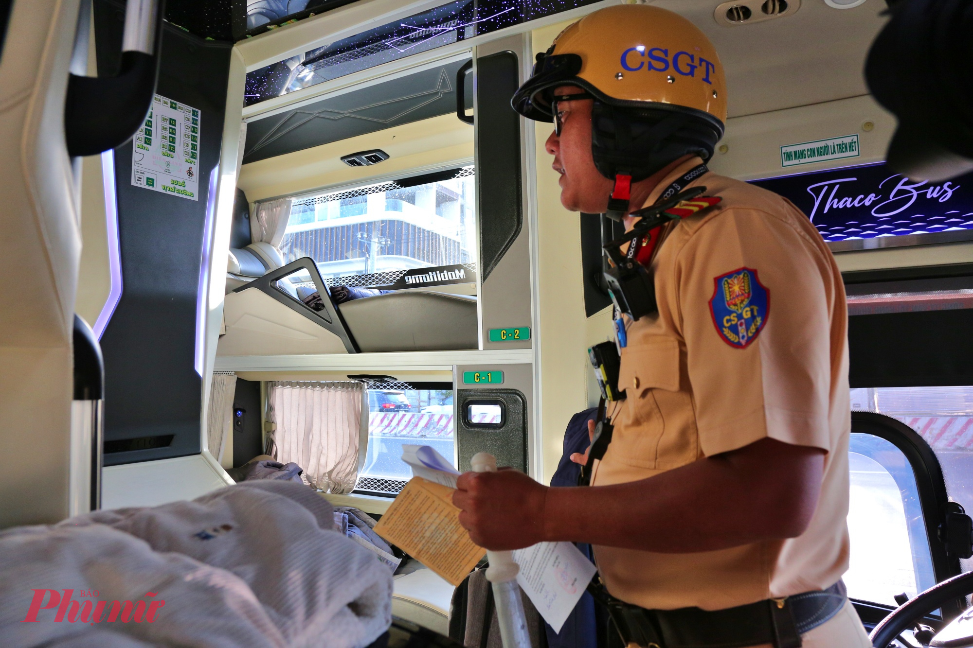 CSGT lên xe kiểm tra và phát hiện tài xế vận chuyển hành khách theo hợp đồng nhưng thu tiền từng hành khách, vi phạm quy định hiện hành. 