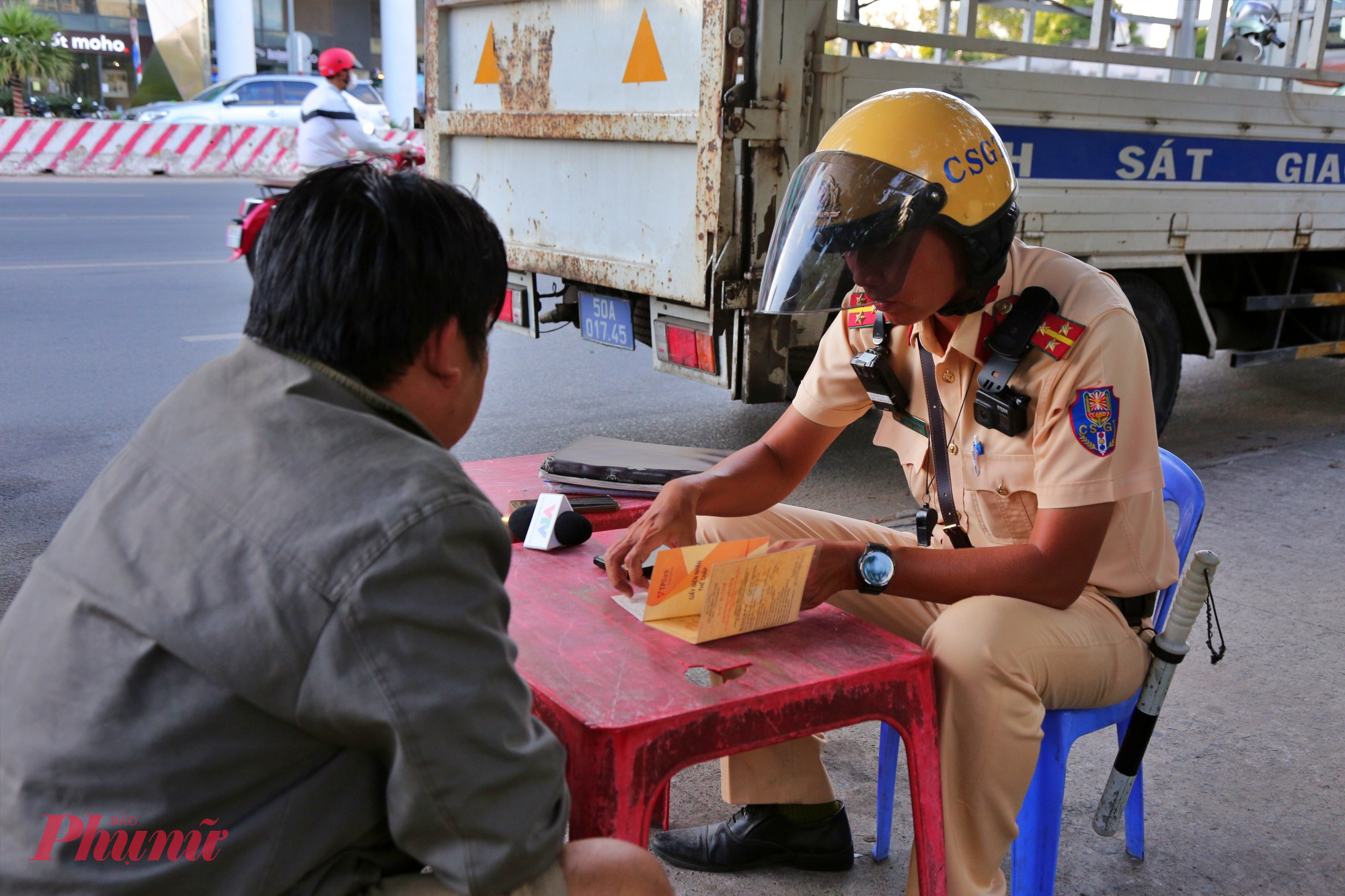 CSGT đã lập biên bản vi phạm hành chính đối với tài xế S. về lỗi điều khiển xe vận tải hành khách không có hợp đồng vận tải. Với hành vi này, tài xế S. bị xử phạt 1,5 triệu đồng.