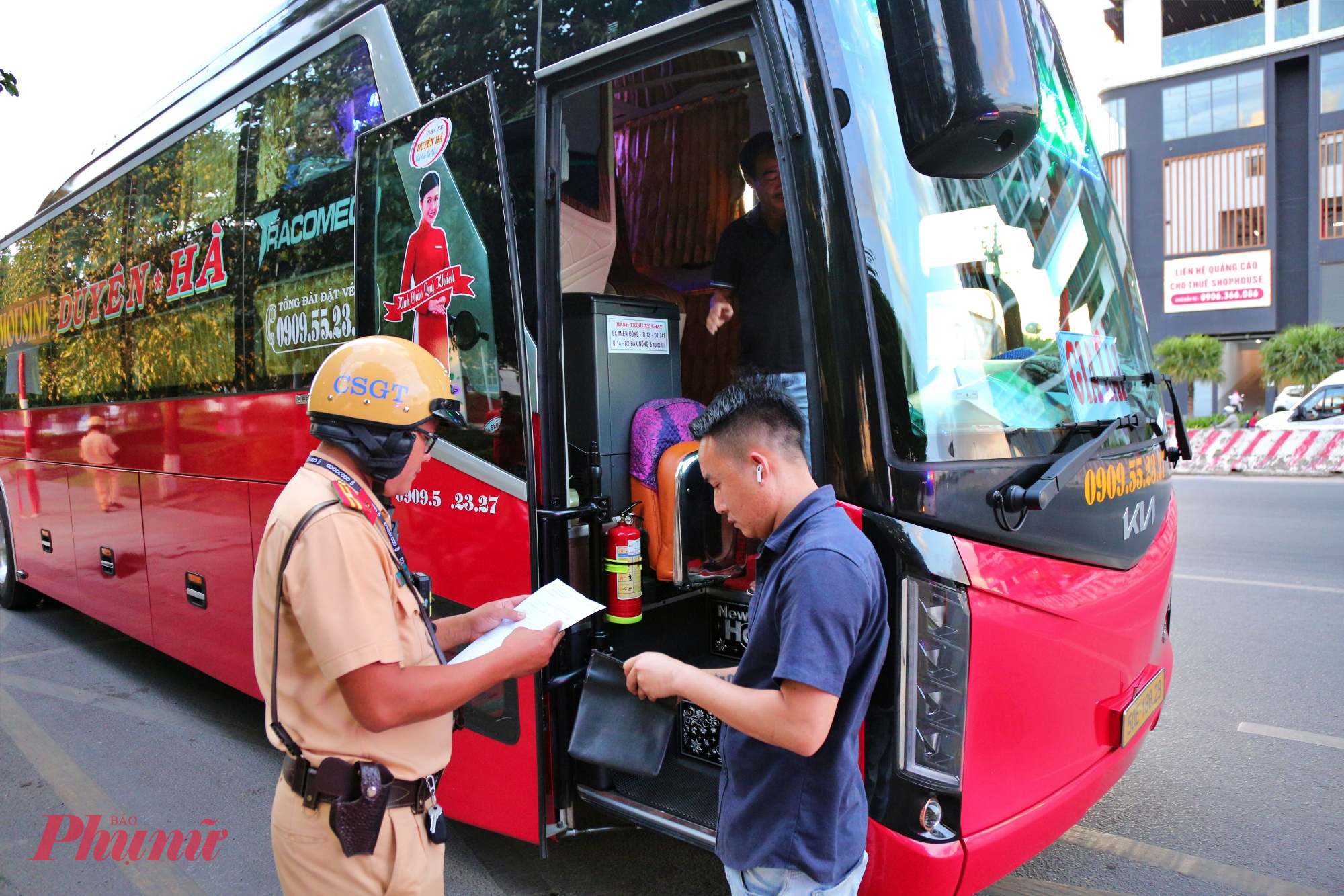 Khoảng 16h, lực lượng CSGT đã dừng và kiểm tra hàng loạt xe khách chạy tuyến TPHCM đi Đồng Nai (Bình Phước – trước đây) và các tỉnh khu vực Tây Nguyên. 