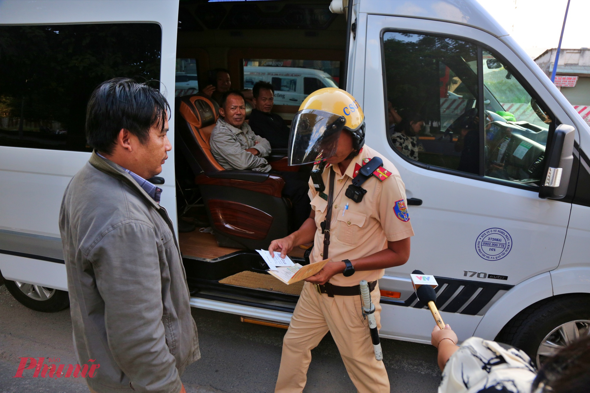 Qua kiểm tra, tổ công tác phát hiện xe 16 chỗ mang biển số 93F-00…, do tài xế N.Đ.T.S điều khiển, lưu thông trên Quốc lộ 13 theo hướng từ TPHCM đi Đồng Nai. 